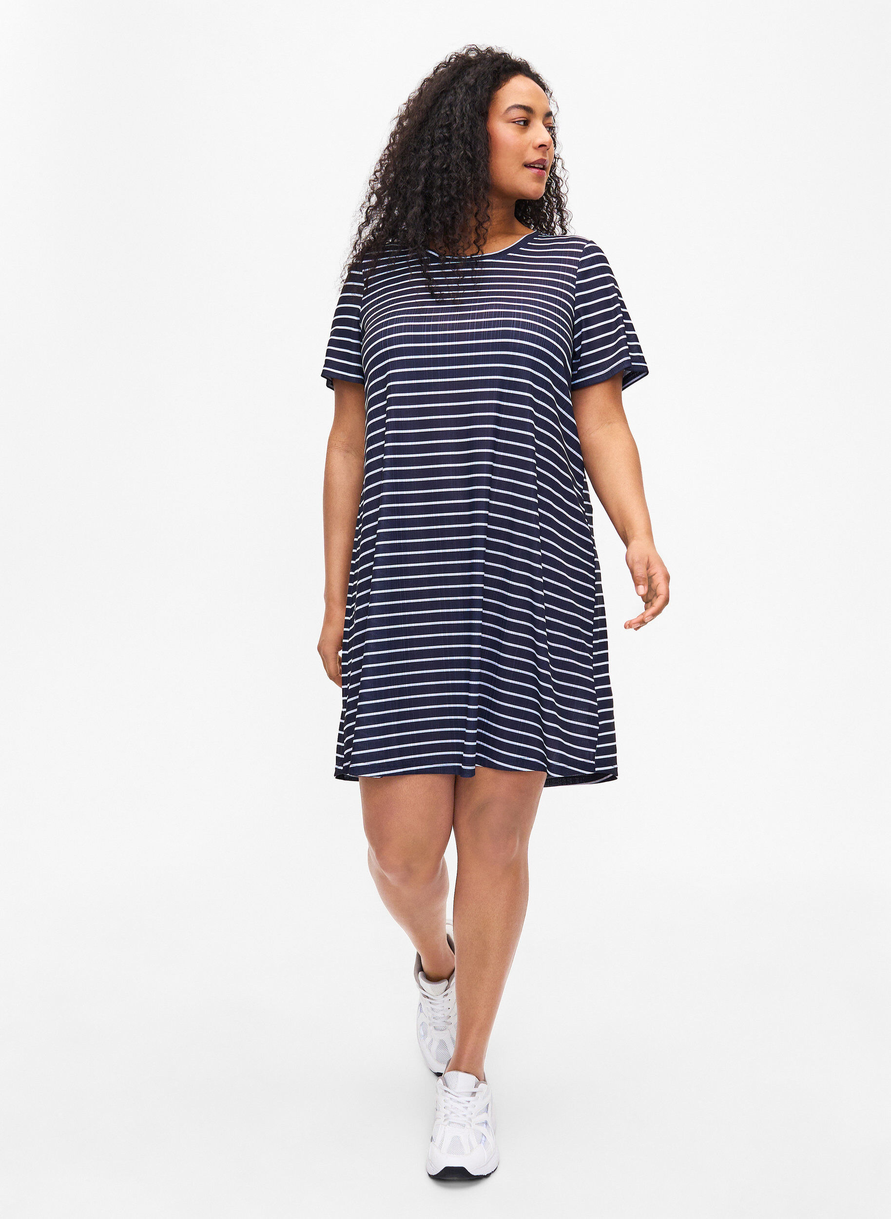 Zizzi FLASH - Gestreepte jurk met korte mouwen, Night S. W. Stripe, Model image number 2