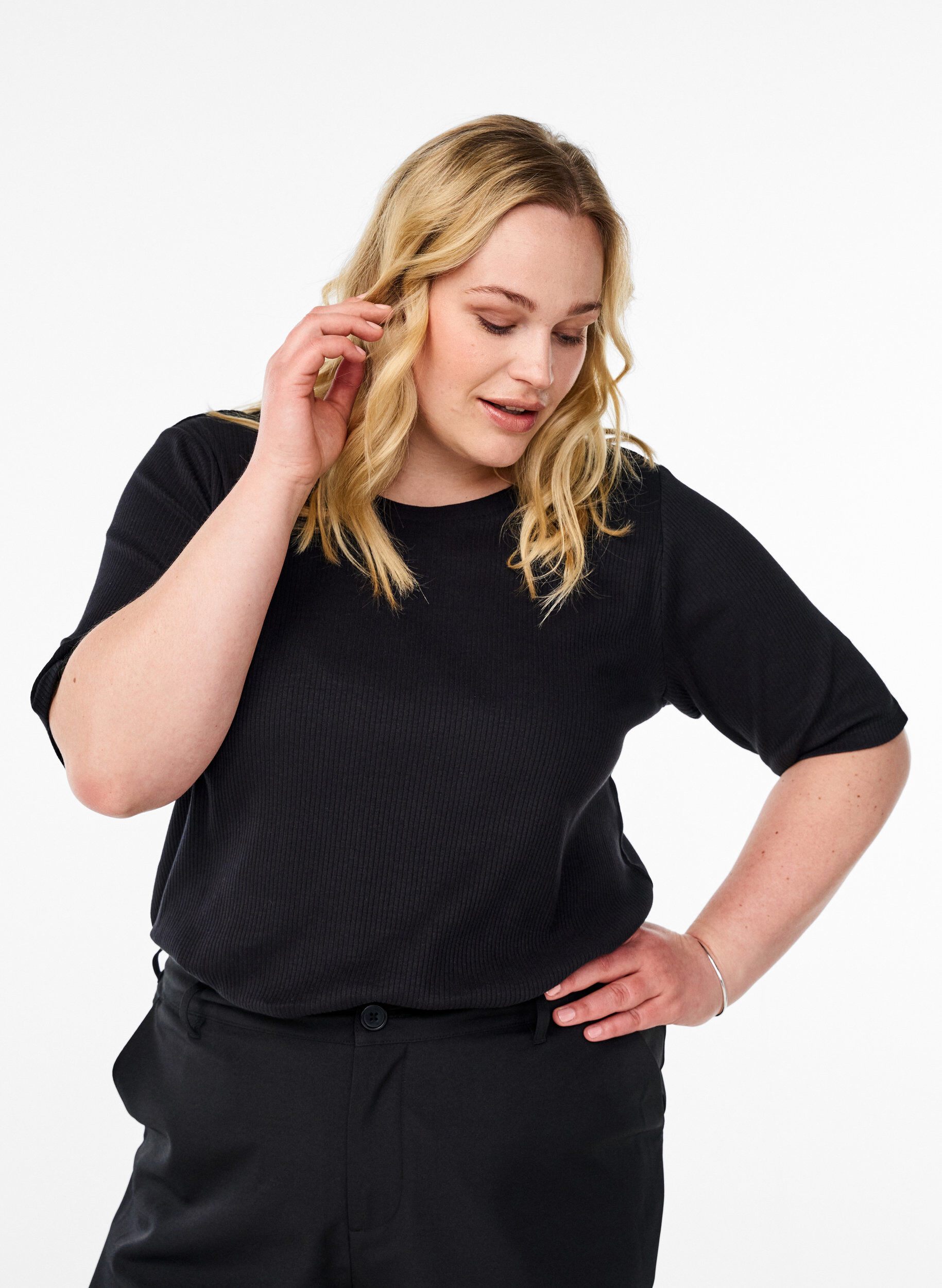 Zizzi Geribde jersey blouse met korte mouwen, Zwart, Model image number 0