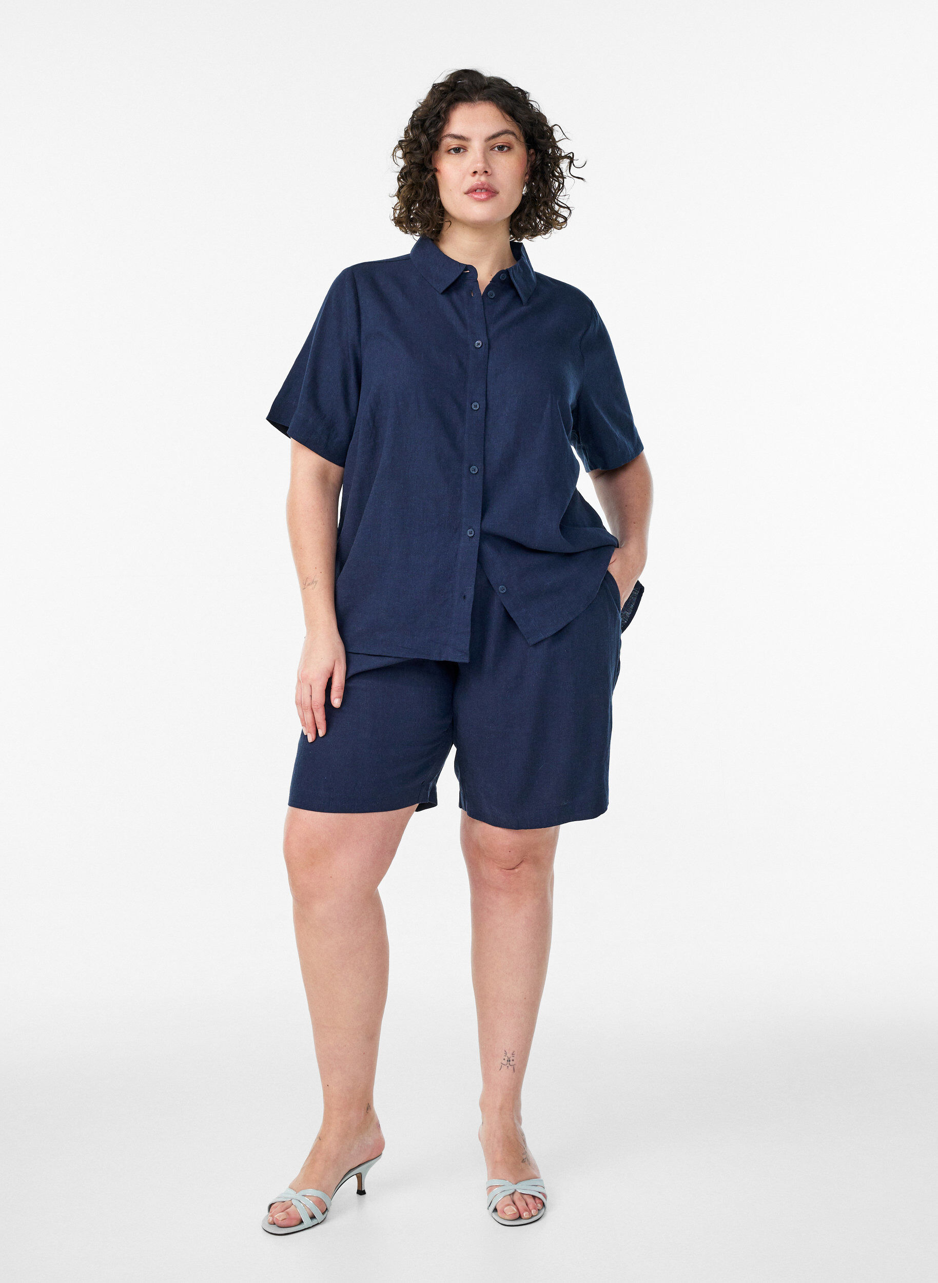 Zizzi Shorts met hoge taille in linnen en viscose, Blauw, Model image number 1