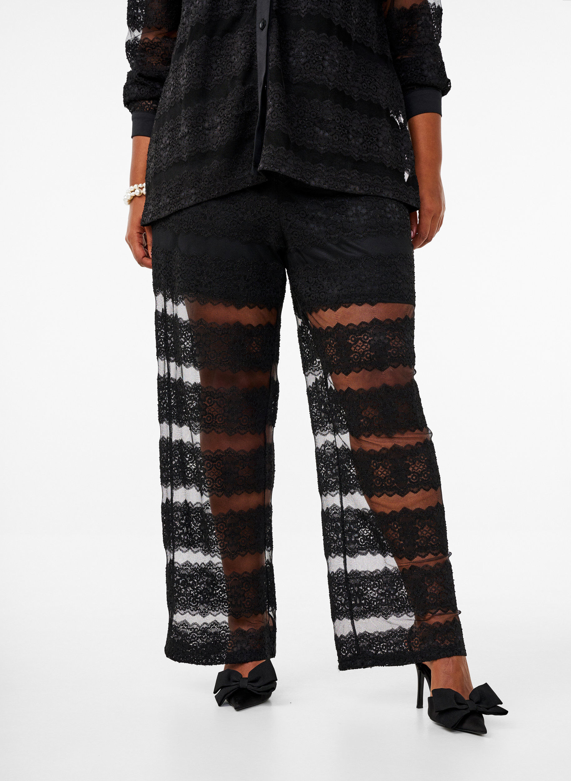 Zizzi Luchtige broek met kant en doorschijnend mesh, Black, Model image number 2