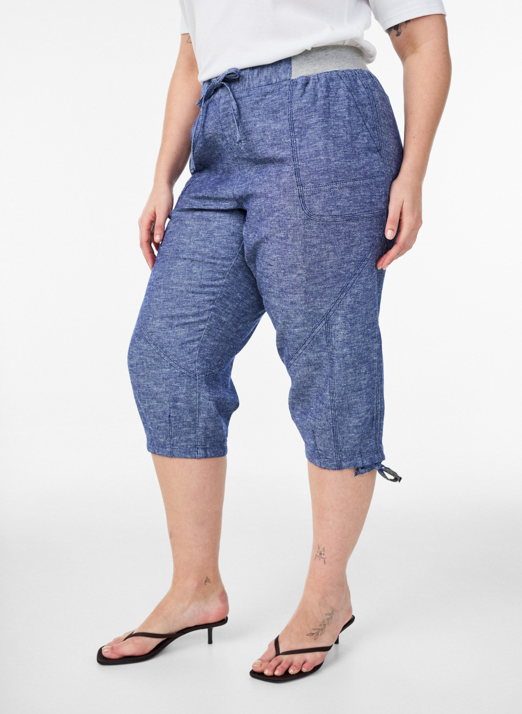 Zizzi Capribroek van katoen en linnen met elastische taille en strikkoord, Blauw, Model image number 2
