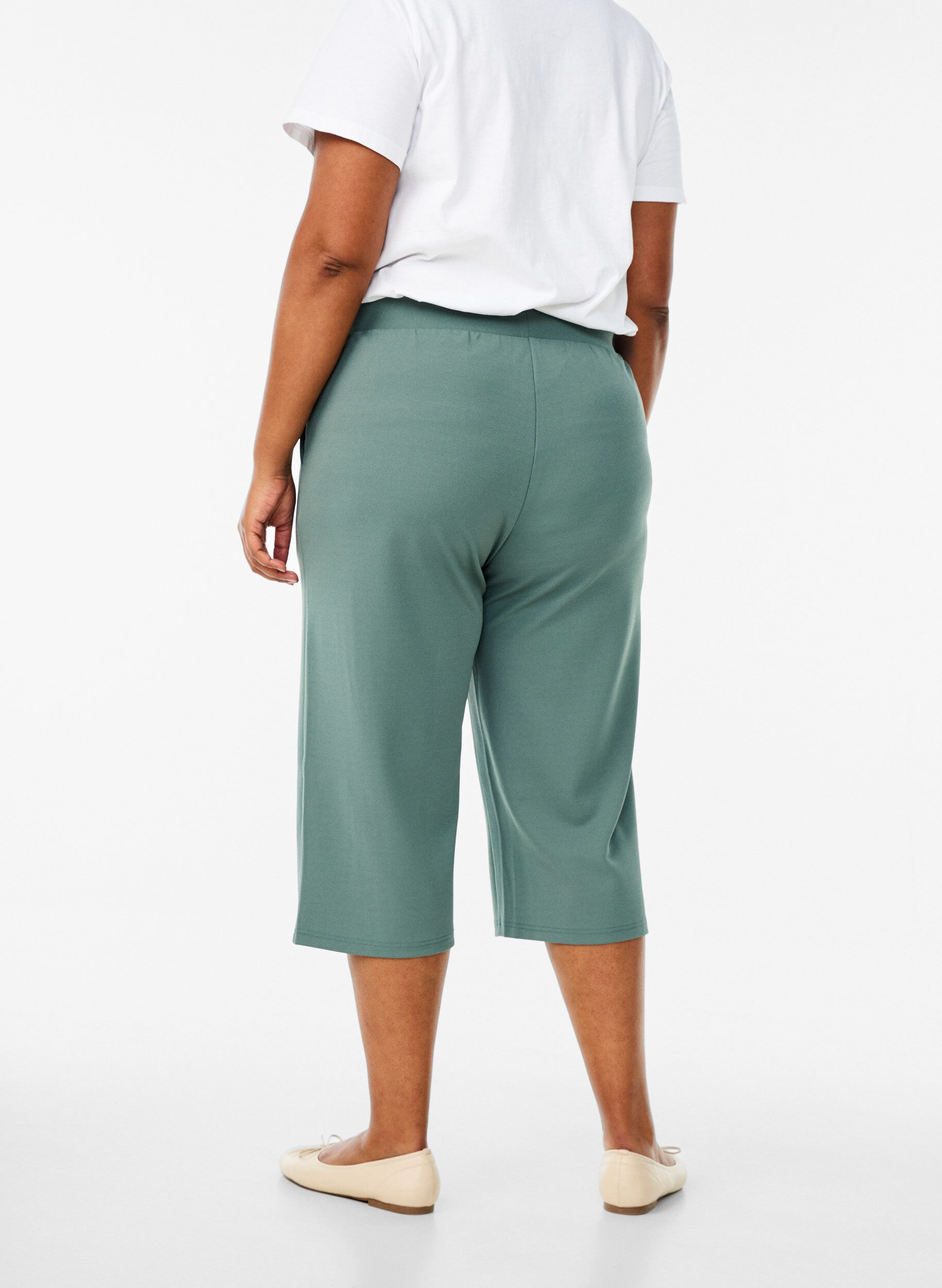 Zizzi FLASH - Hoog getailleerde kniebroek met losse pasvorm, Groen, Model image number 1