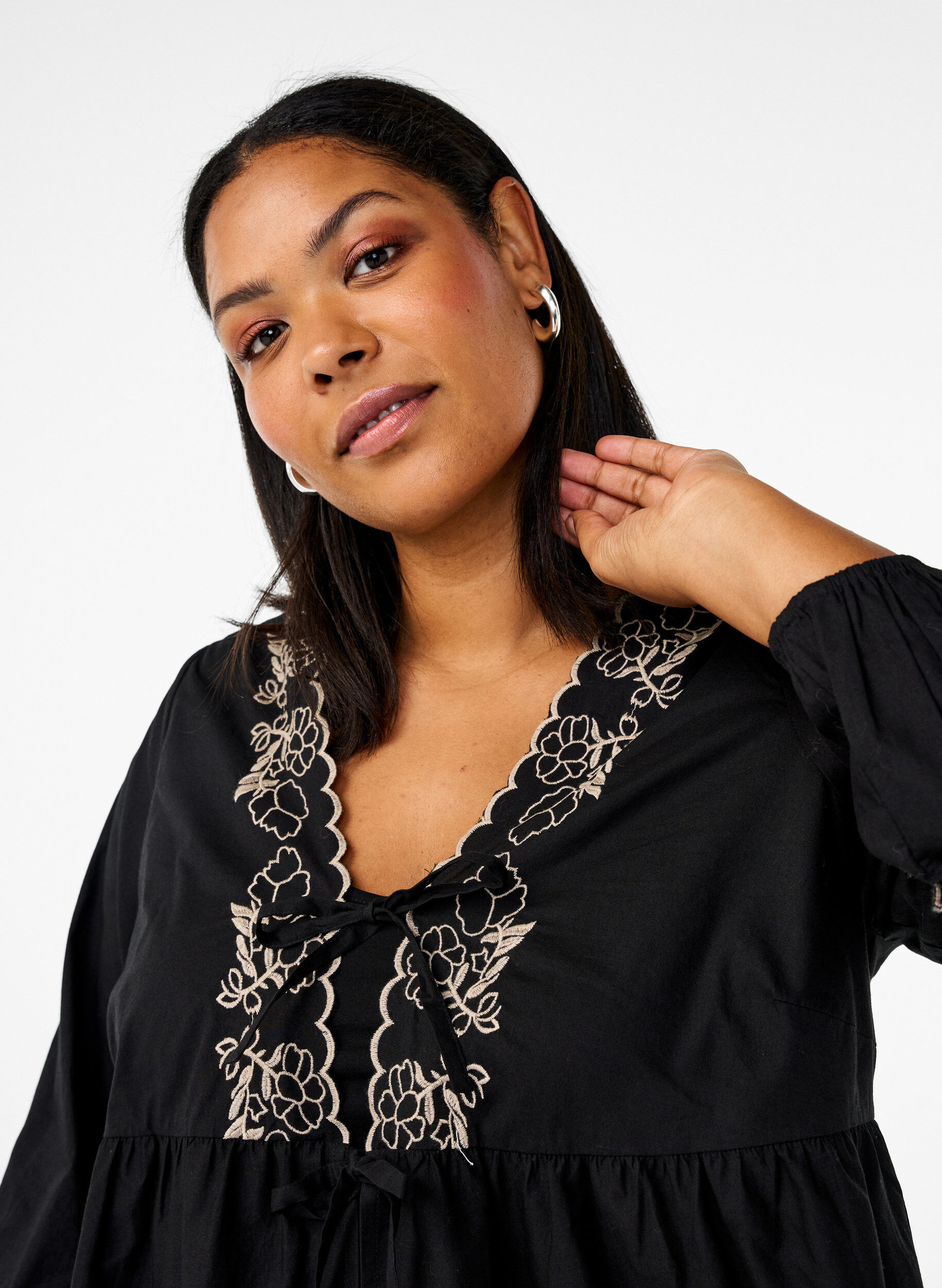 Zizzi Blouse met open voorkant en geborduurde details, Zwart, Model image number 3