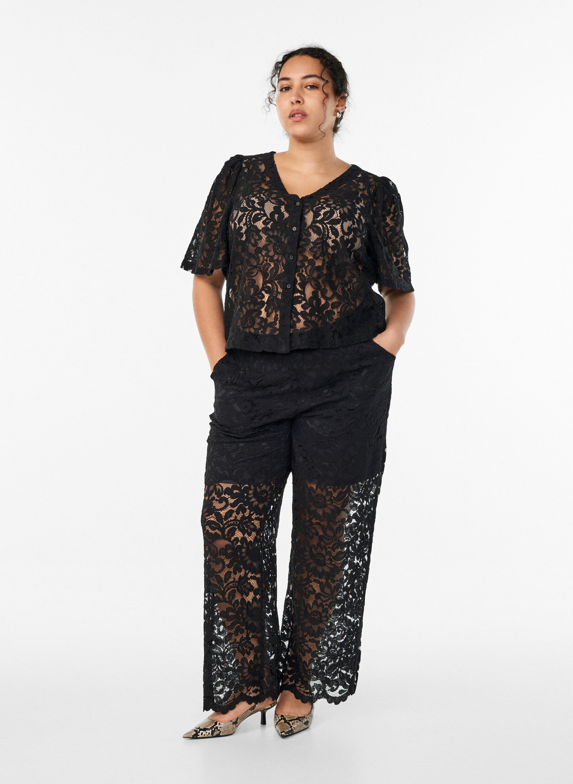 ZizziKanten blouse met korte mouwen en V-hals, Zwart, Model image number 1