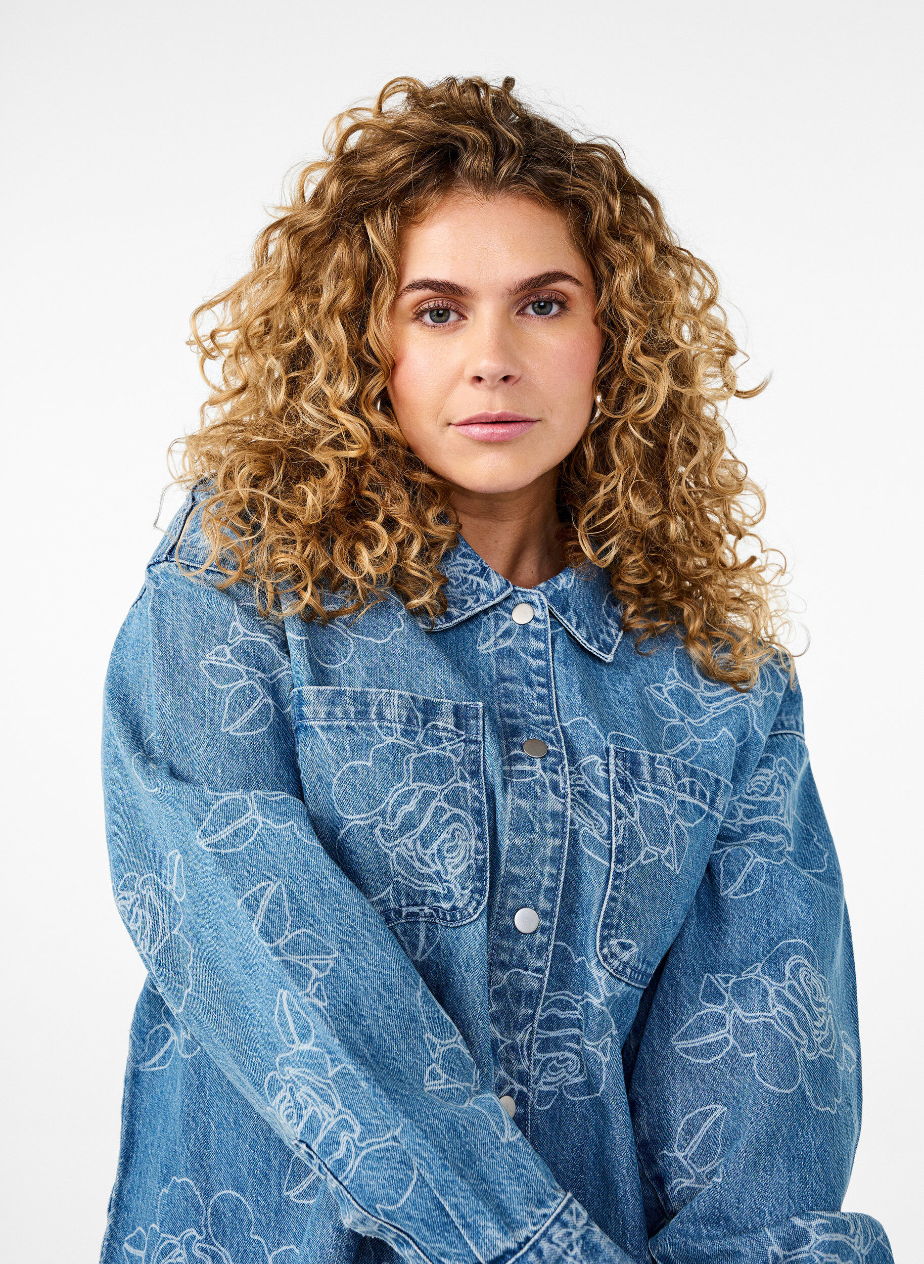 Zizzi Denim jasje met bloemen, Light Blue Denim, Model image number 2