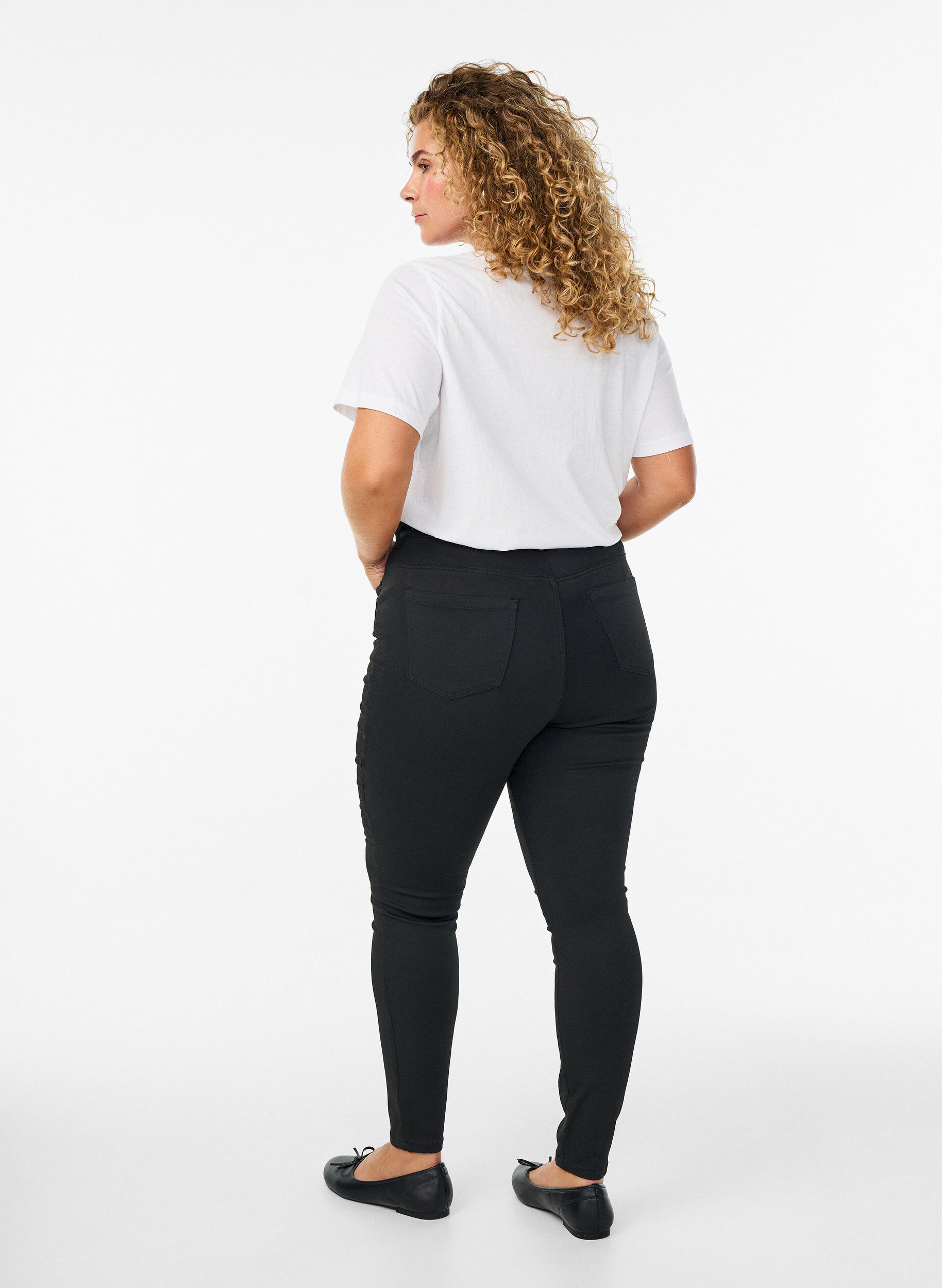Zizzi Blijf Black Amy high-waist jeans, Zwart, Model image number 1