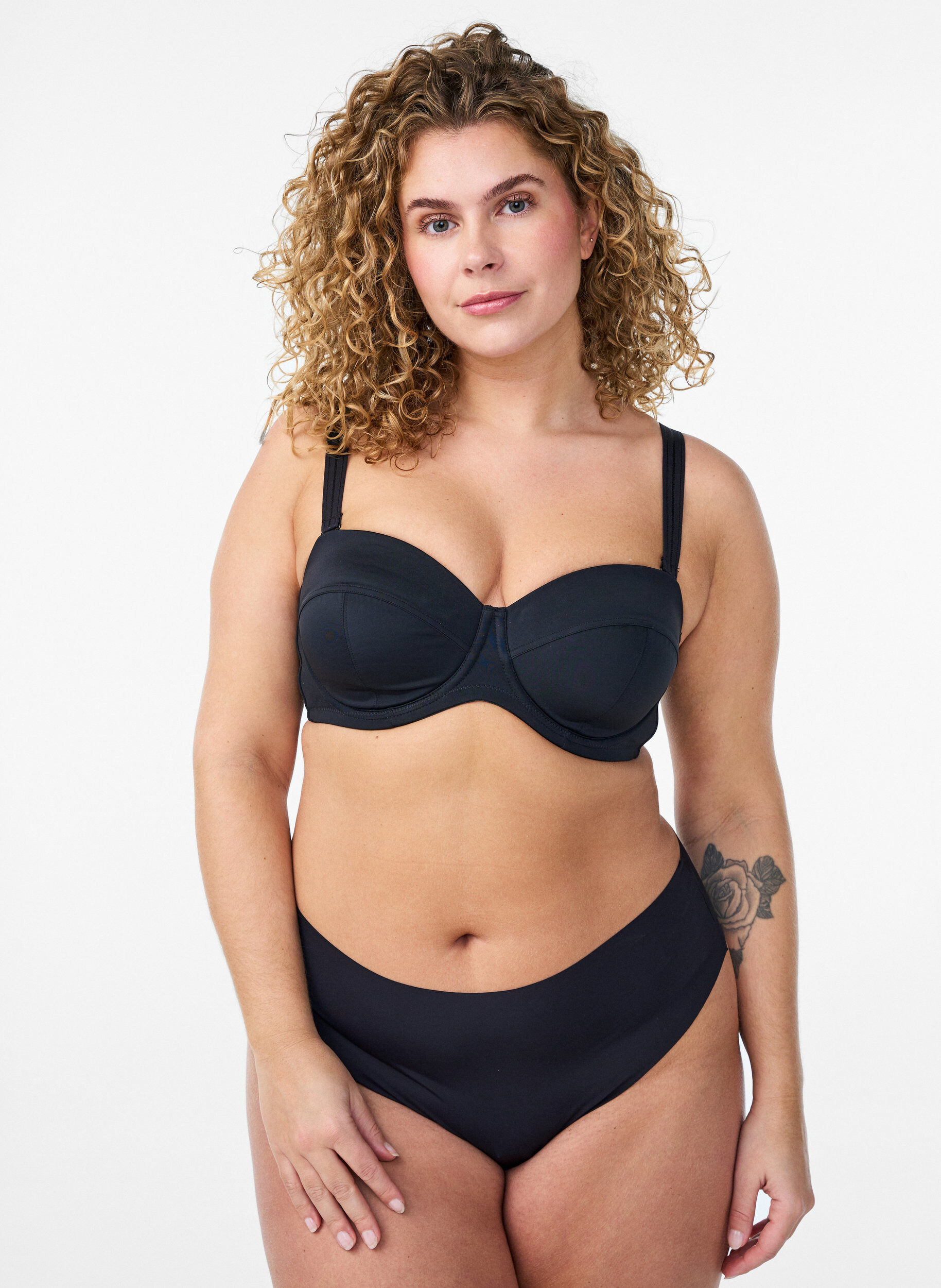 Zizzi Gewatteerde strapless BH met afneembare bandjes, Zwart, Model image number 1