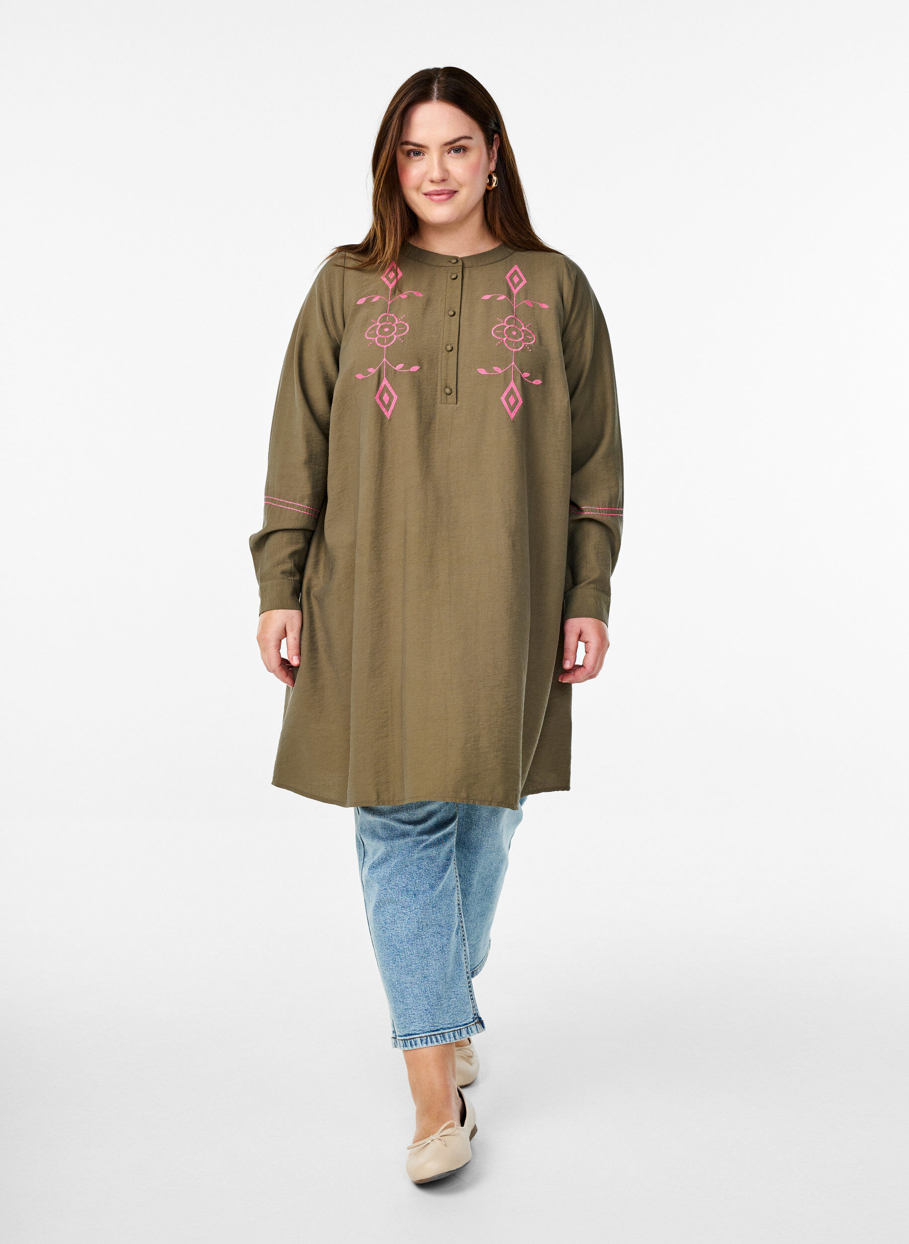 Zizzi Korte jurk met contrasterend borduursel, Groen, Model image number 1