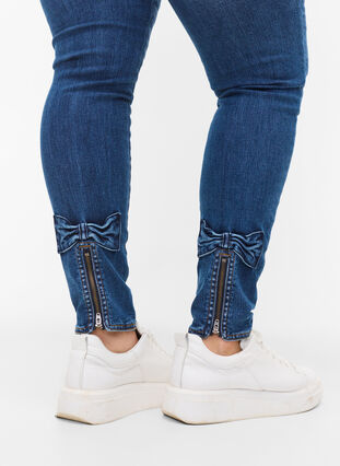 Super slim fit Amy jeans met strikje en rits, Dark blue, Model image number 0