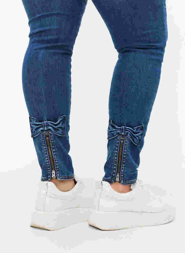 Super slim fit Amy jeans met strikje en rits, Dark blue, Model