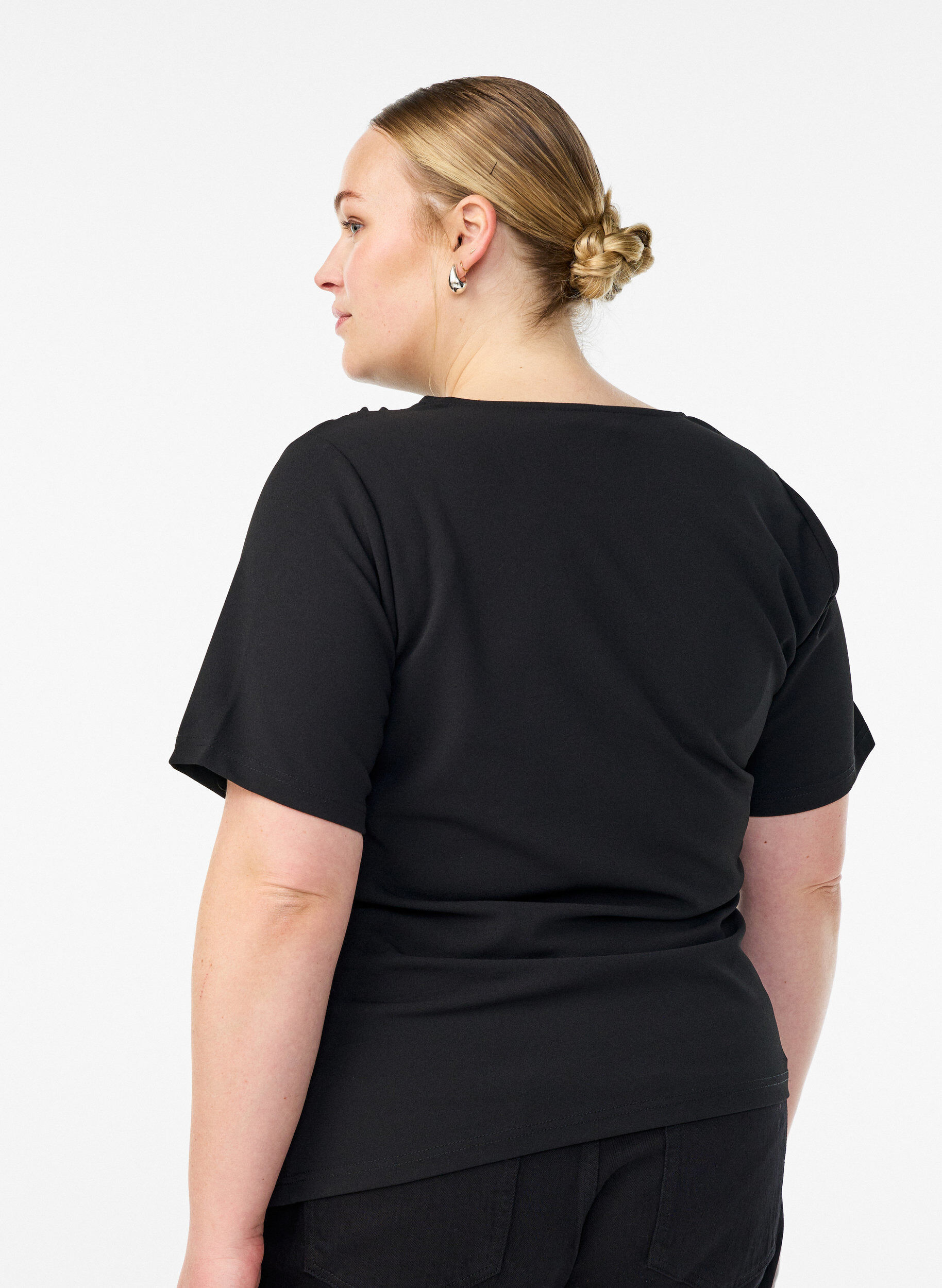 Zizzi Blouse met korte mouwen en ruches met een asymmetrische zoom, Zwart, Model image number 2