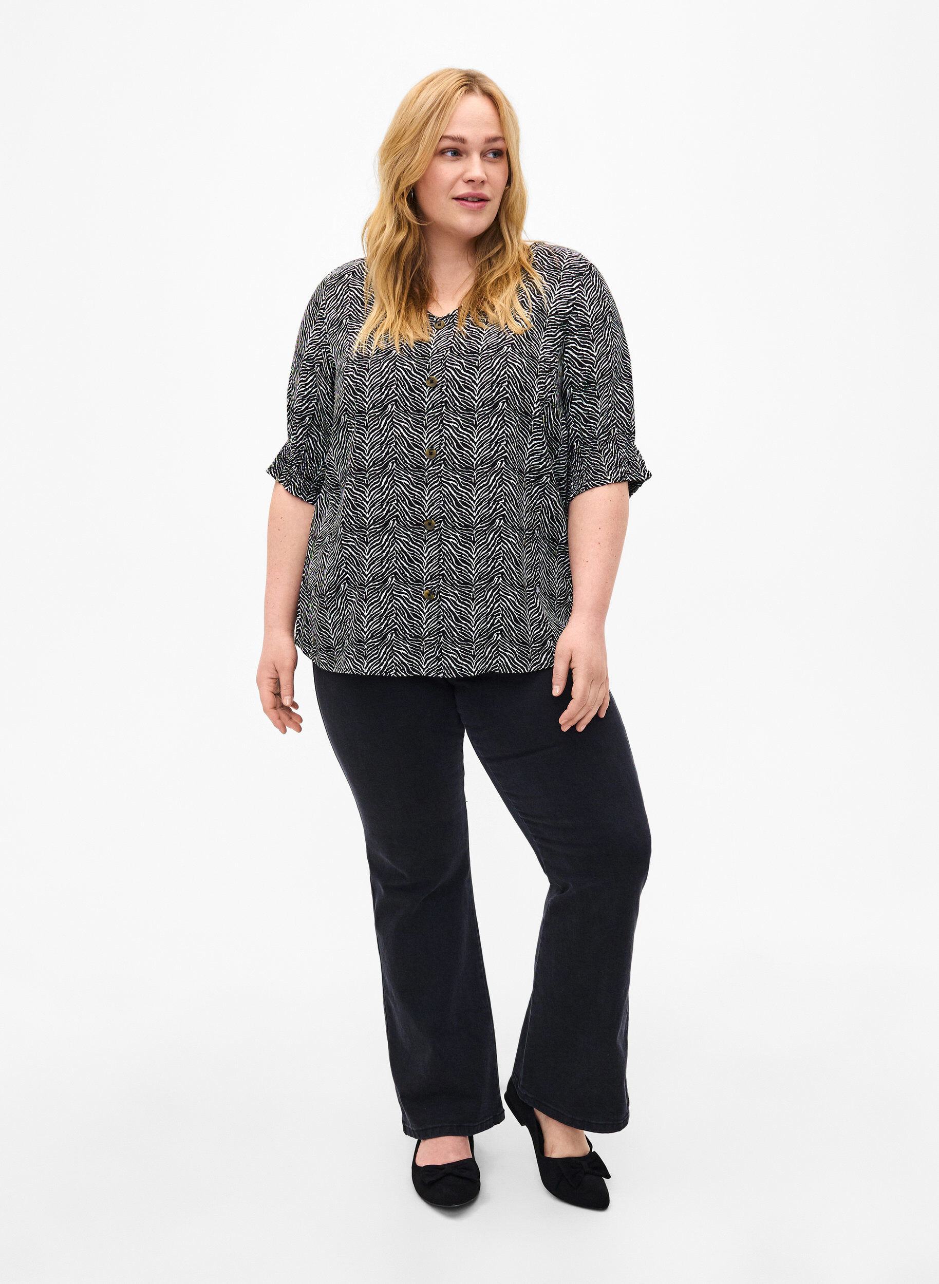Zizzi Viscose blouse met knopen, Black Graphic AOP, Model image number 2