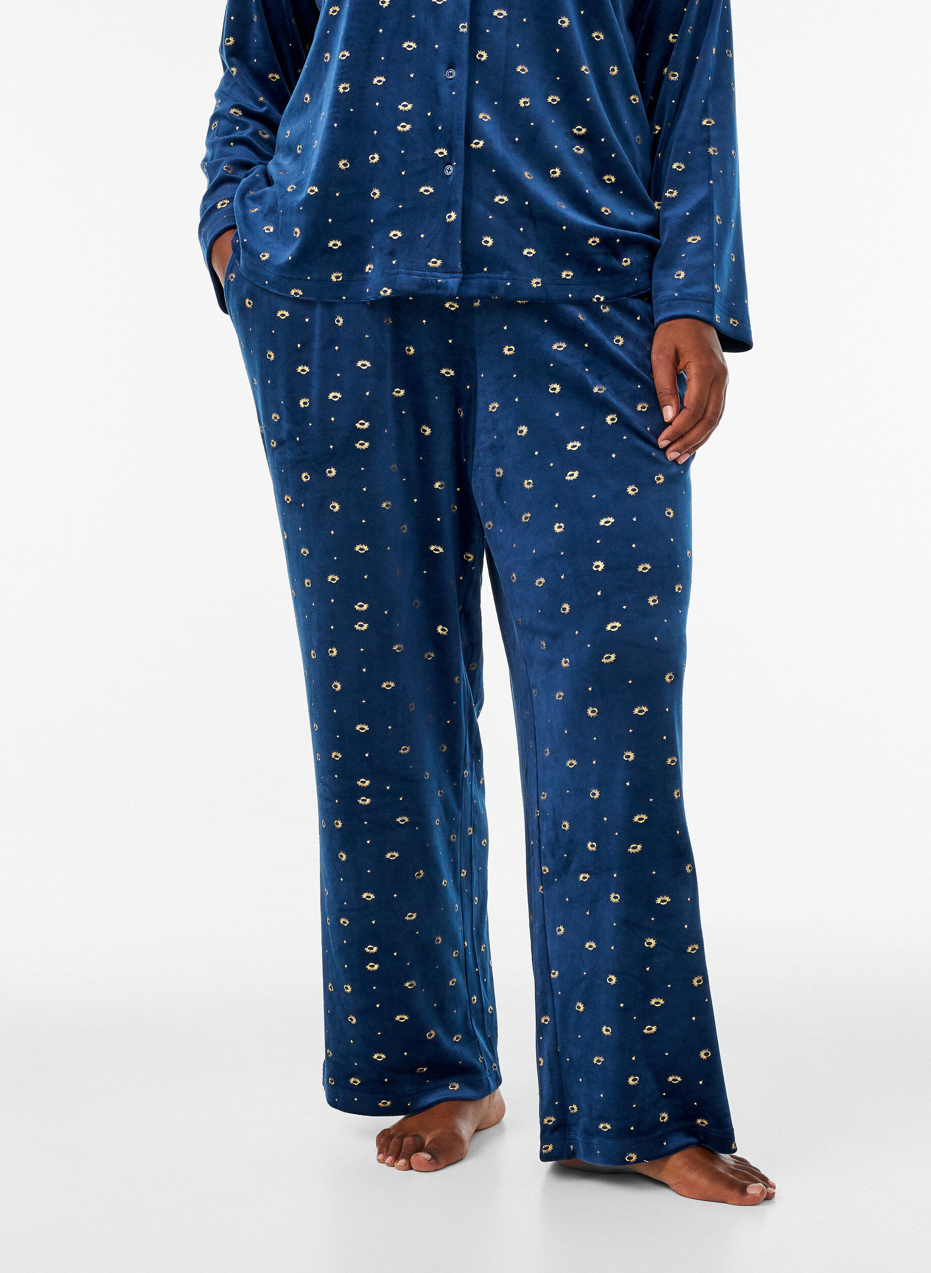 ZizziVelours pyjamabroek met all-over print, Blauw, Model image number 2