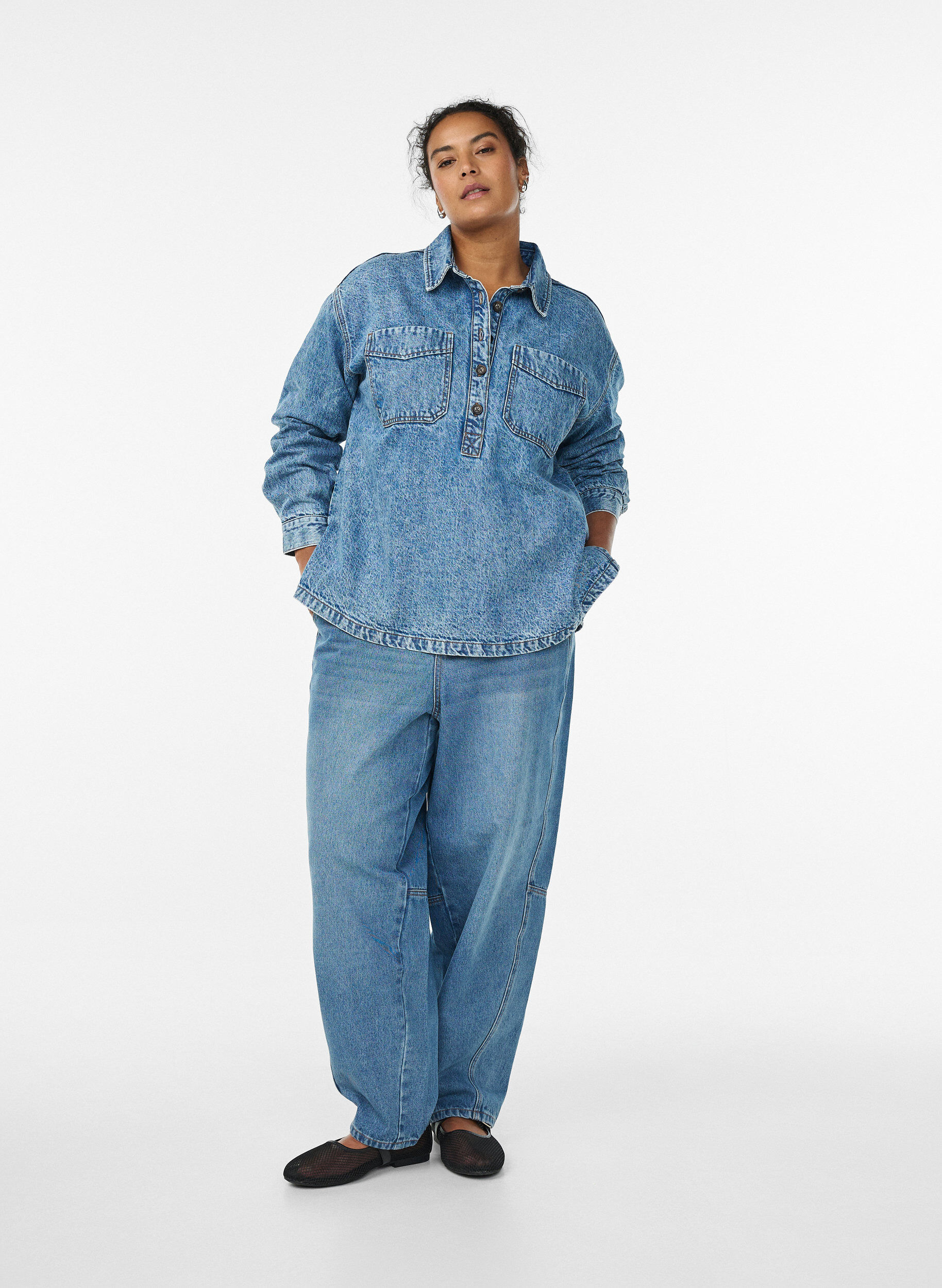 Zizzi Denimshirt met halve sluiting en borstzakken, Blauw, Model image number 1