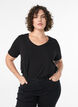 Basic t-shirt in effen kleur met katoen, Zwart, Model image number 0