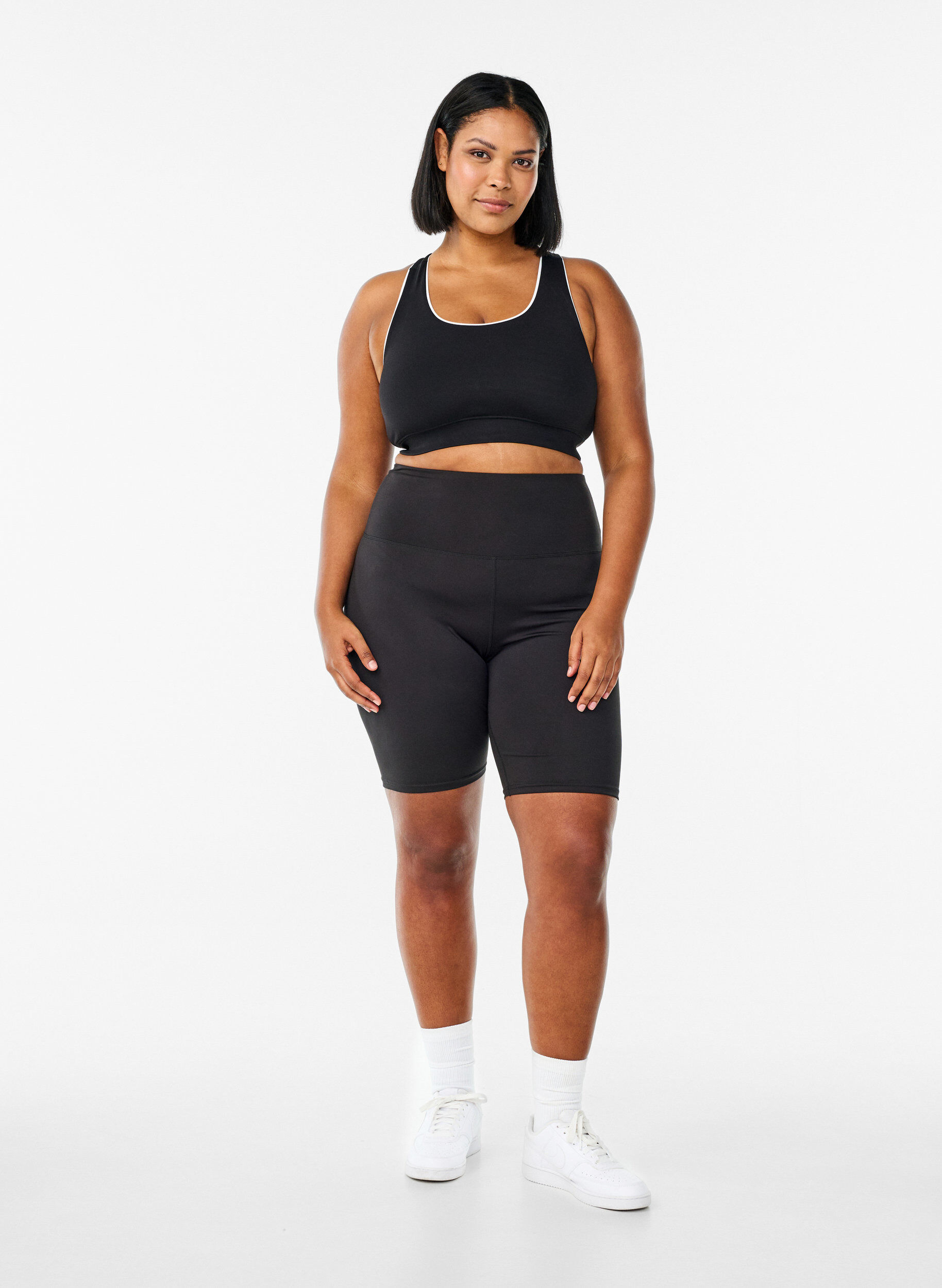 Zizzi Strakke sport shorts, Zwart, Model image number 1