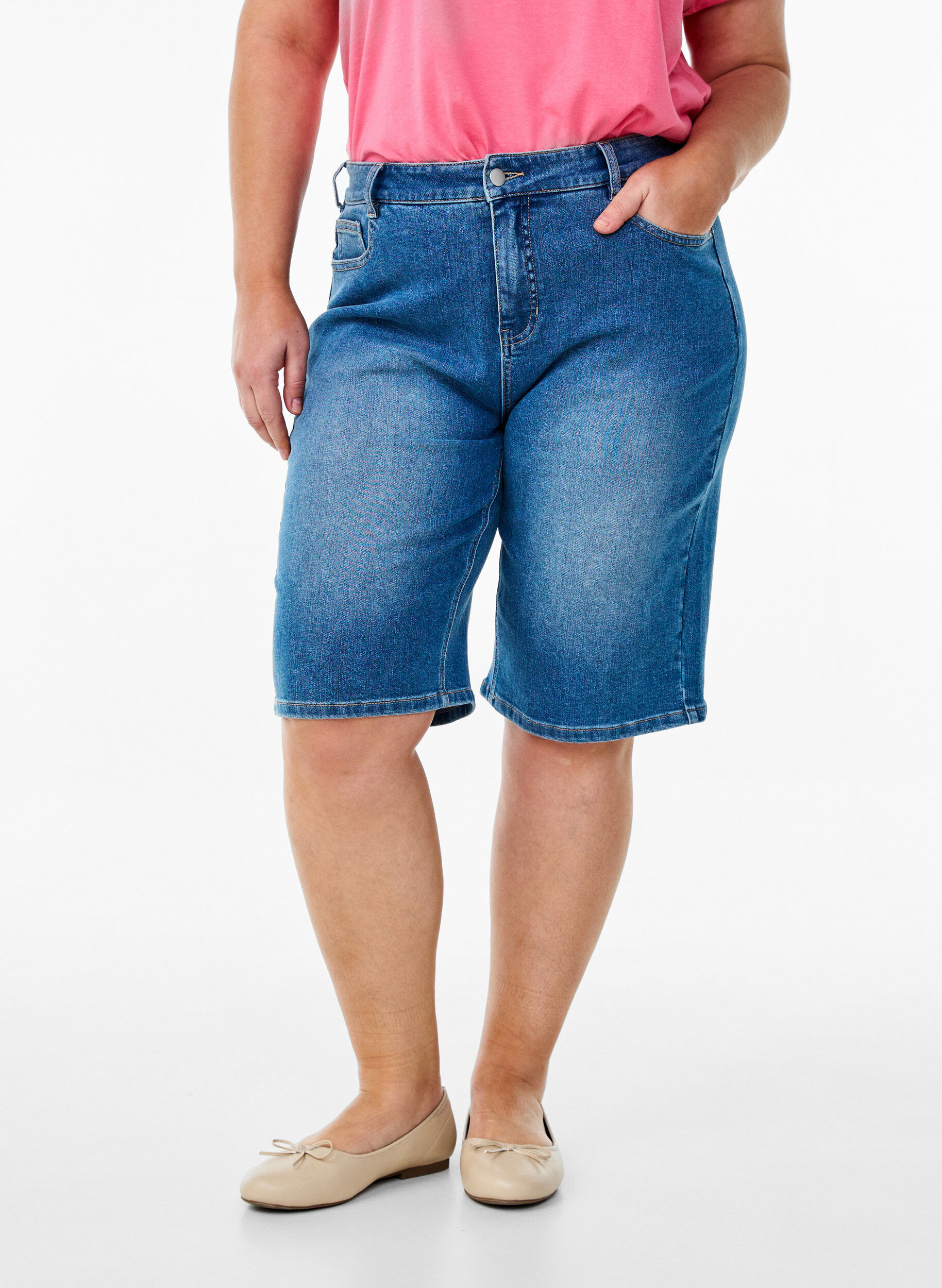 Zizzi High waist denim Bermuda shorts, Blauw, Model image number 2