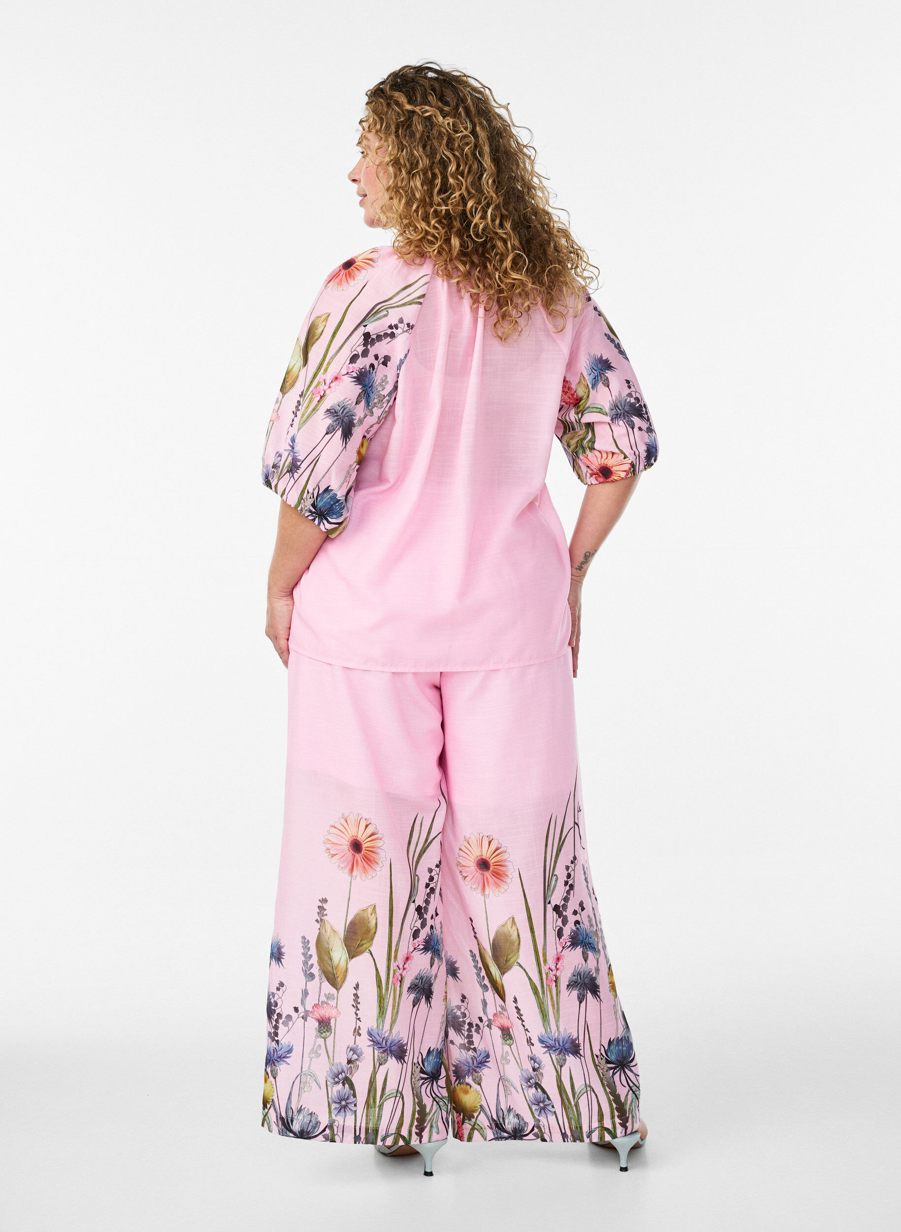 Zizzi Broek met bloemenprint en wijde pijpen, Roze, Model image number 1