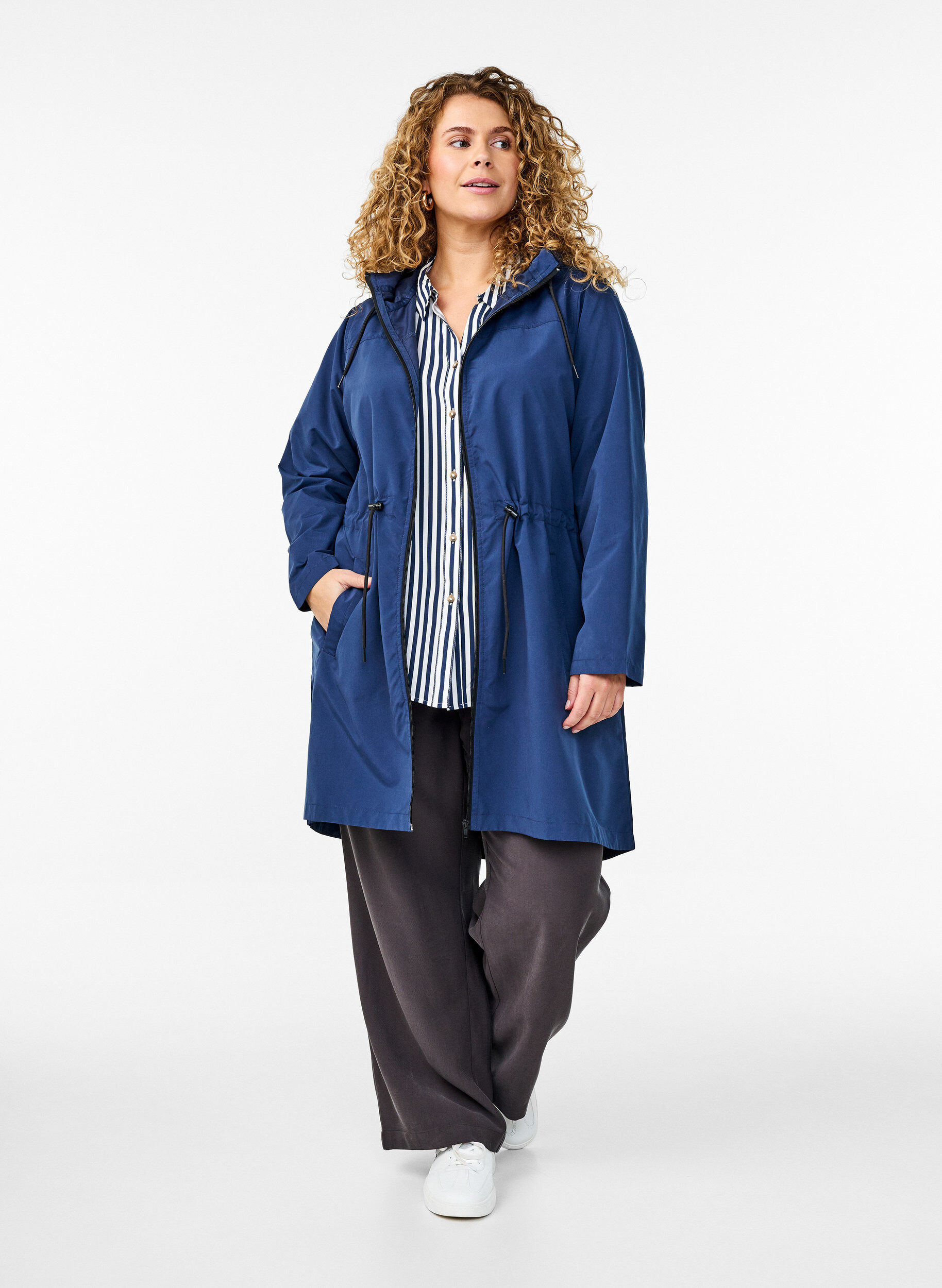 Zizzi FLASH - Lichtgewicht parka met een capuchon, Blauw, Model image number 1
