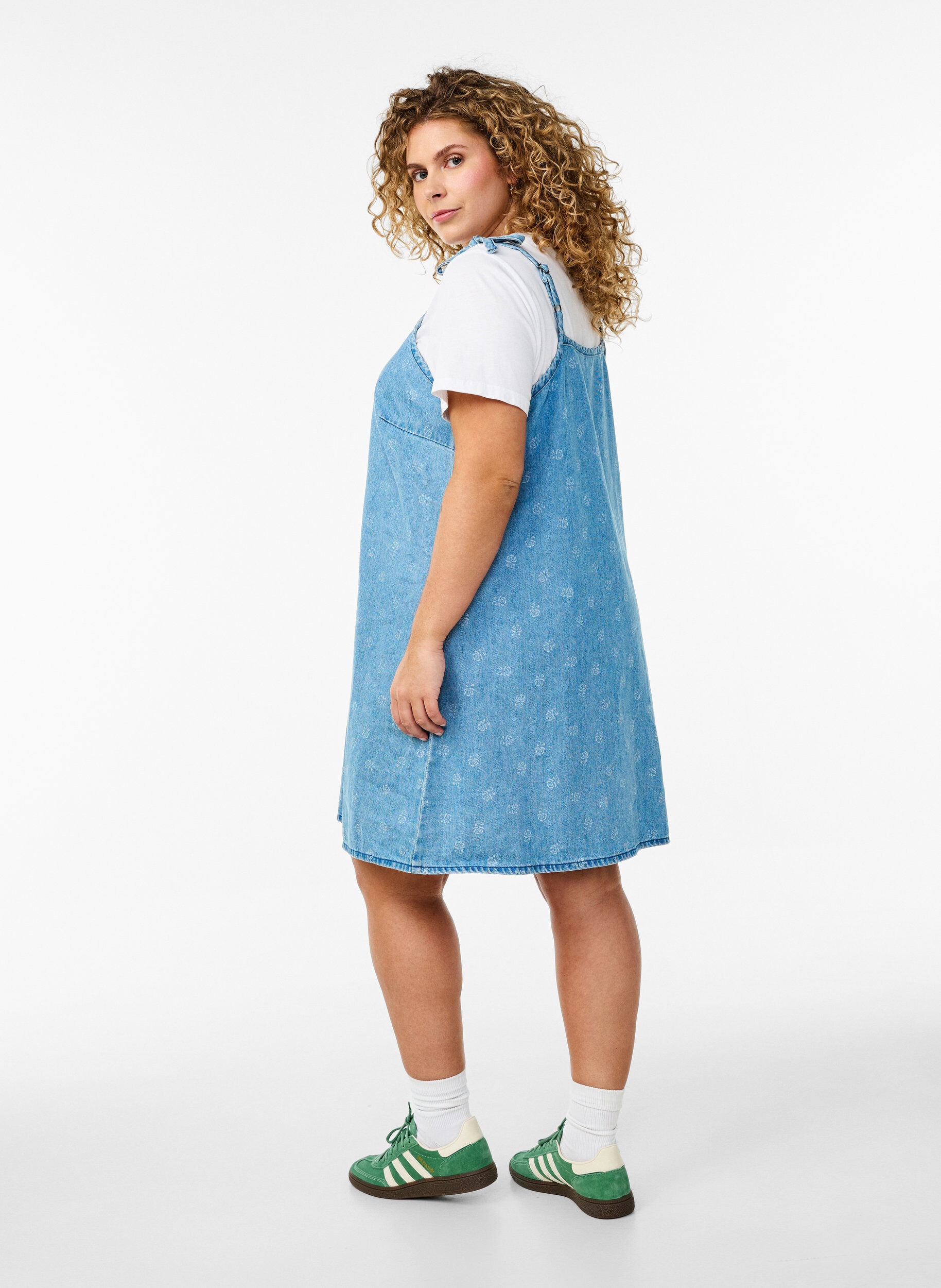 Zizzi Korte denimjurk met verstelbare banden, LBD w. Flower, Model image number 1