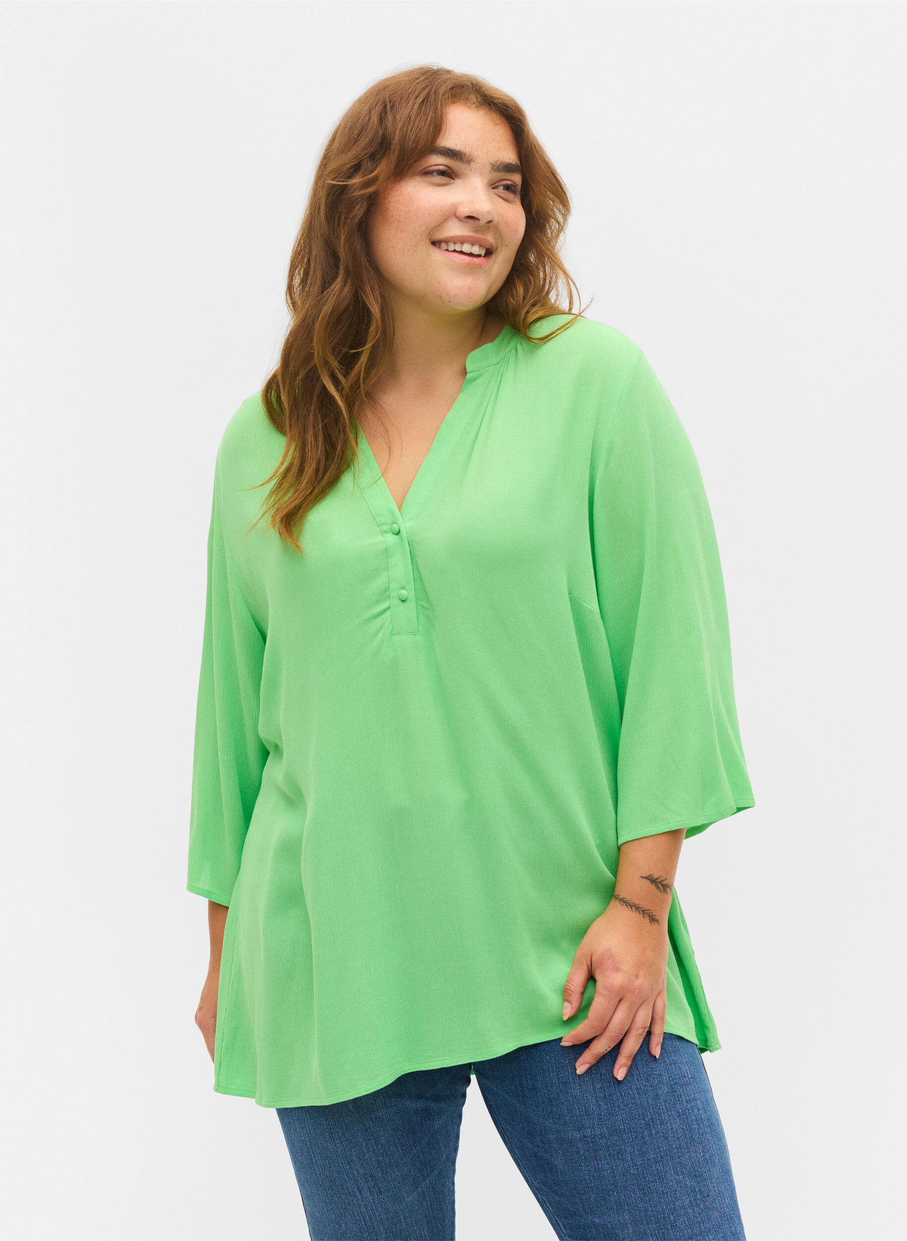 Zizzi Viscose top met 3.4 mouwen en v-hals, Summer Green, Model image number 0