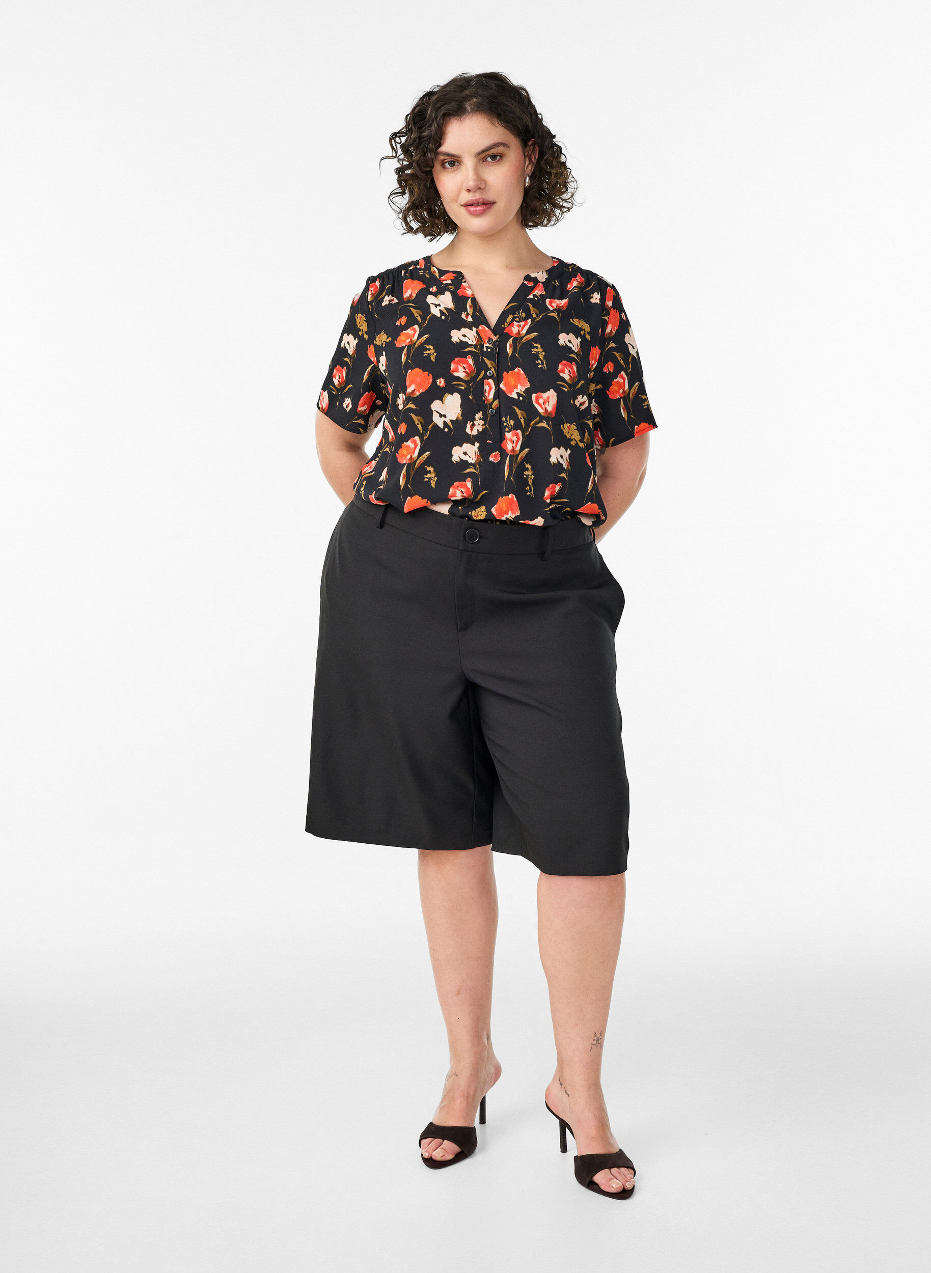 Zizzi Blouse met korte mouwen en v-halslijn, Zwart, Model image number 1