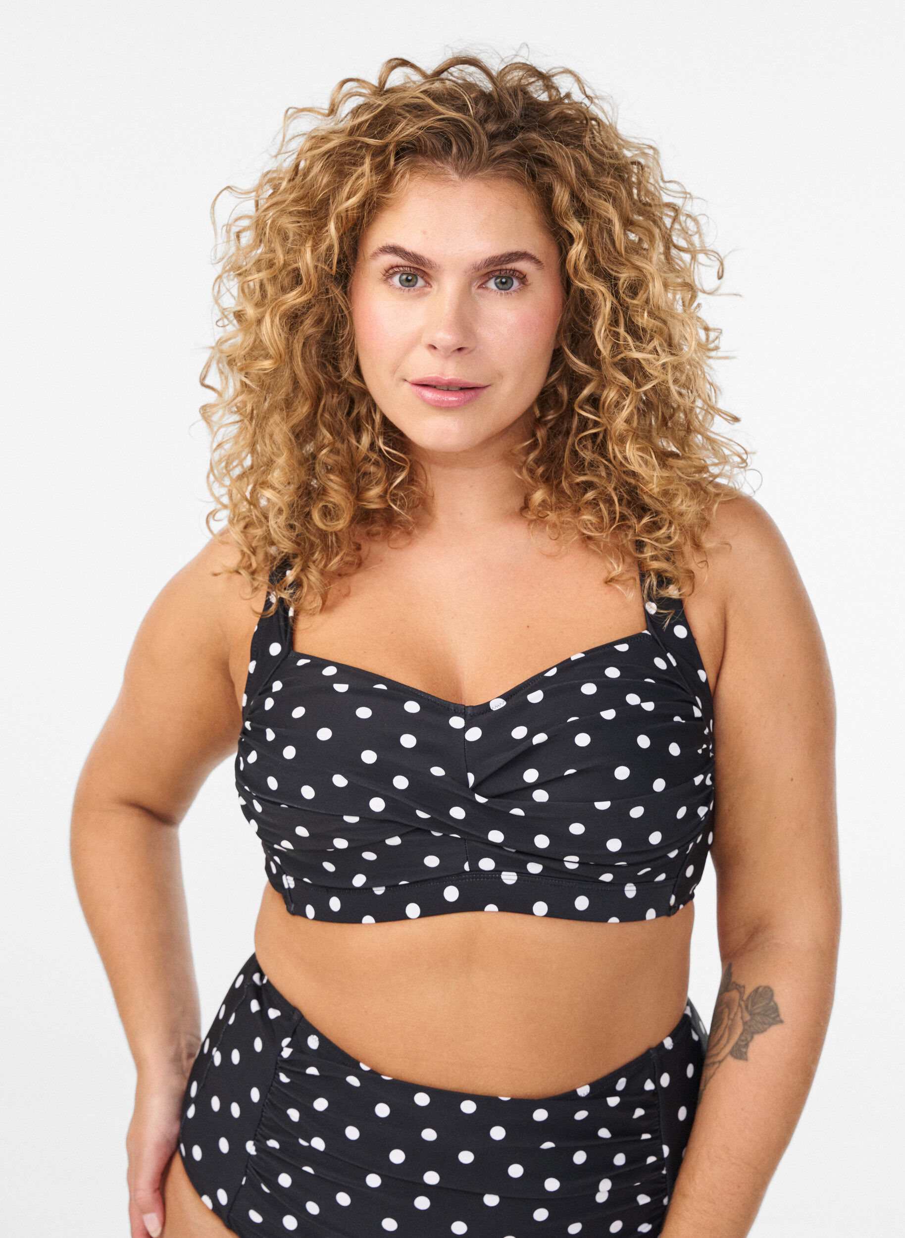 Gewatteerde bikinitop met print, Zwart, Model