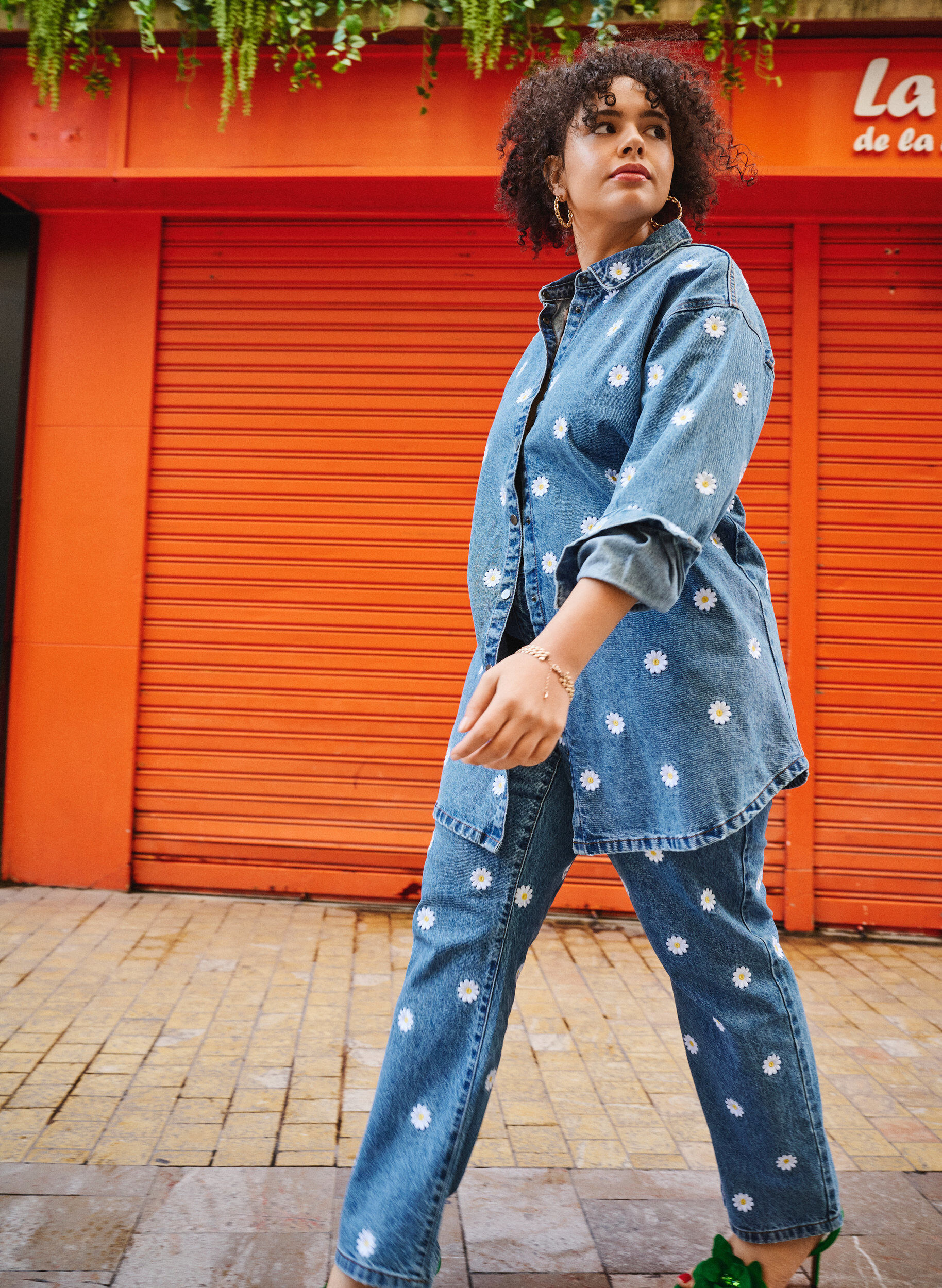 Zizzi Losse spijkerblouse met geborduurde madeliefjes, L.B. Flower, Image image number 0