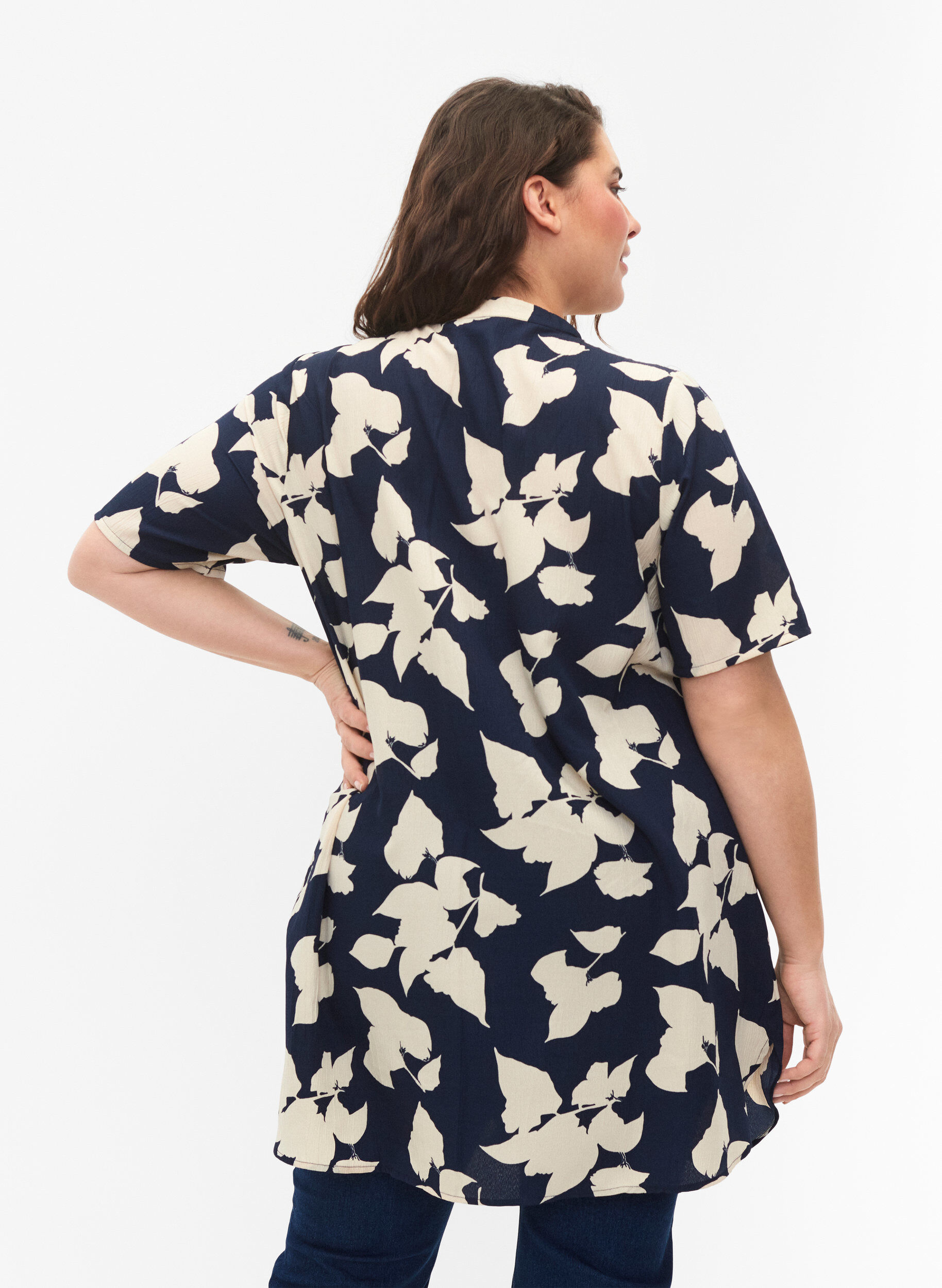 Zizzi FLASH - Bloemen tuniek met korte mouwen, Blue White Flower, Model image number 1