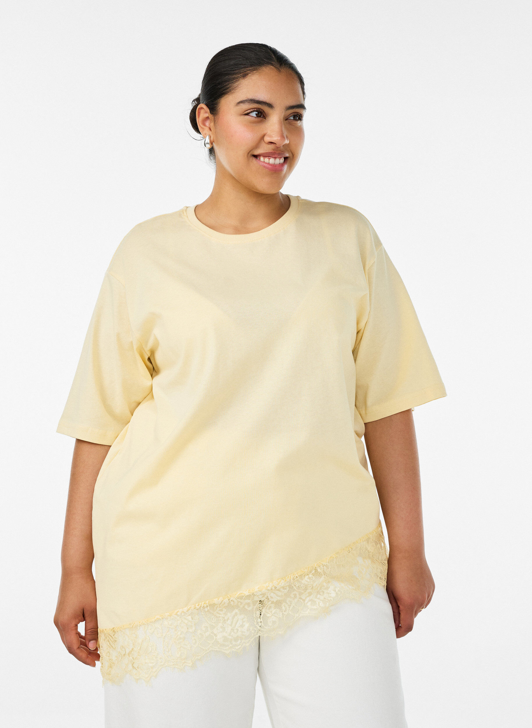 T-shirt met asymmetrische kanten zoom, Geel, Model