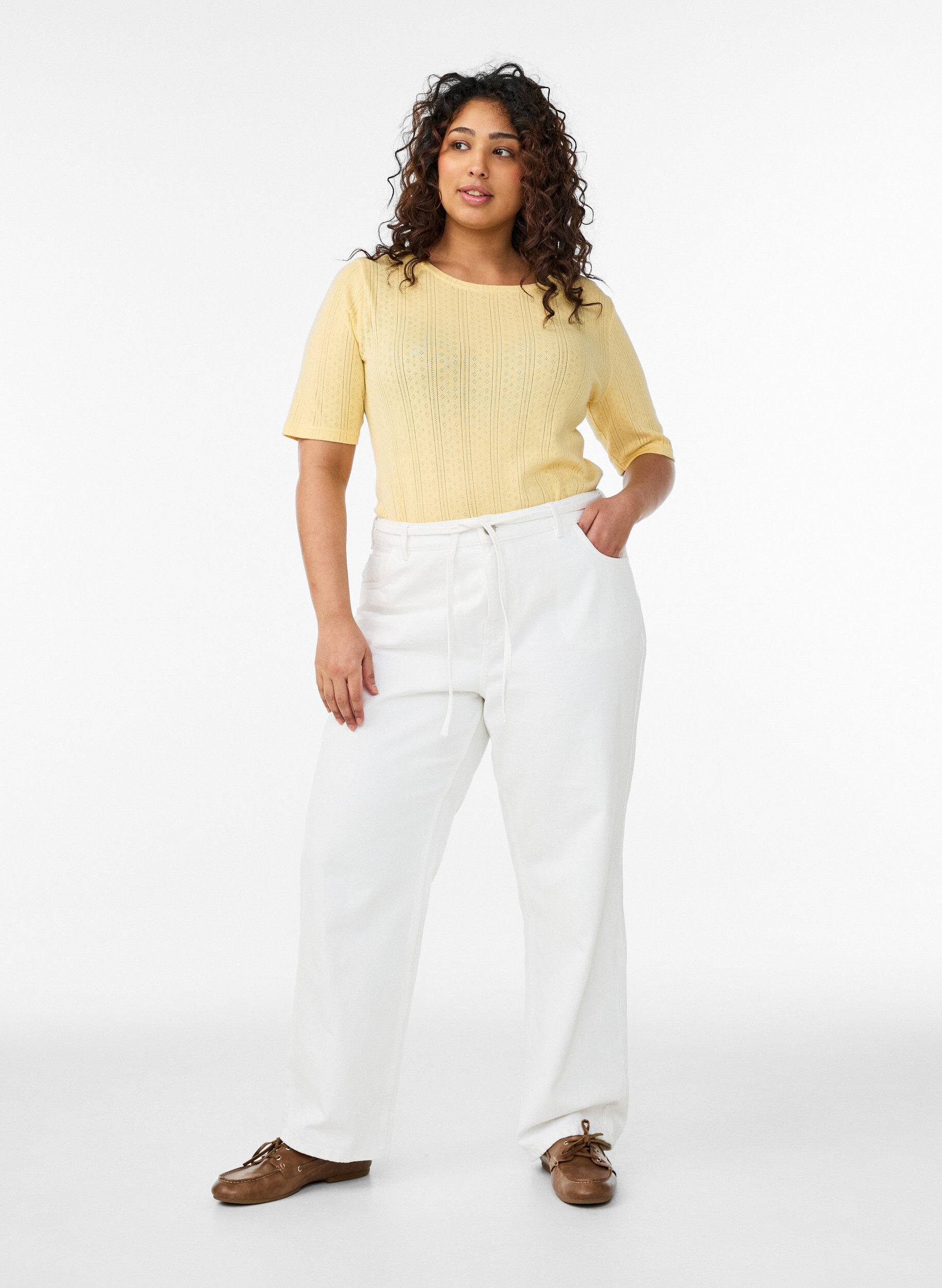 Zizzi T-shirt van katoen met gaatjesborduursel, Geel, Model image number 1