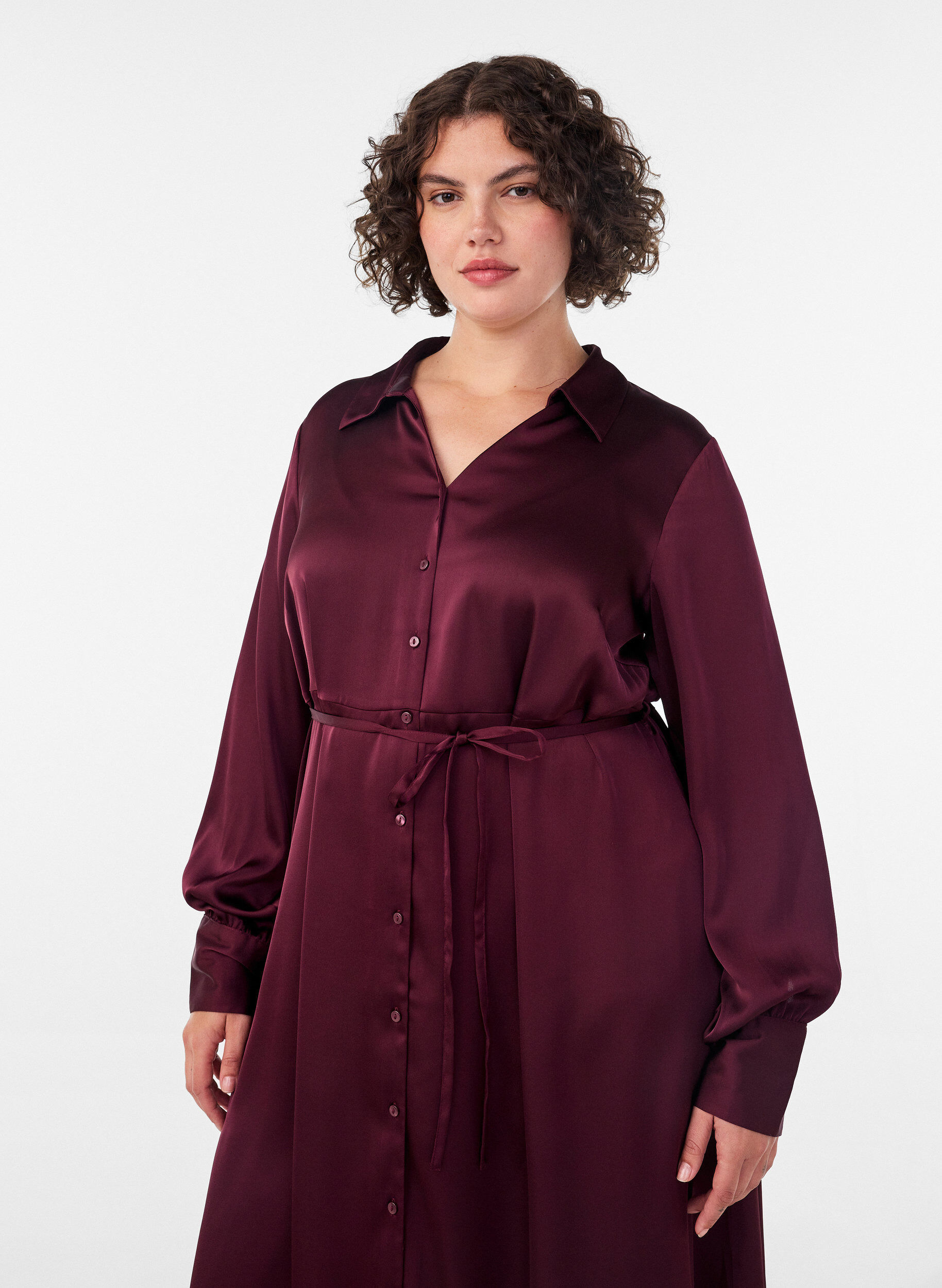 Satijnen overhemdjurk met een strikceintuur, Rood, Model