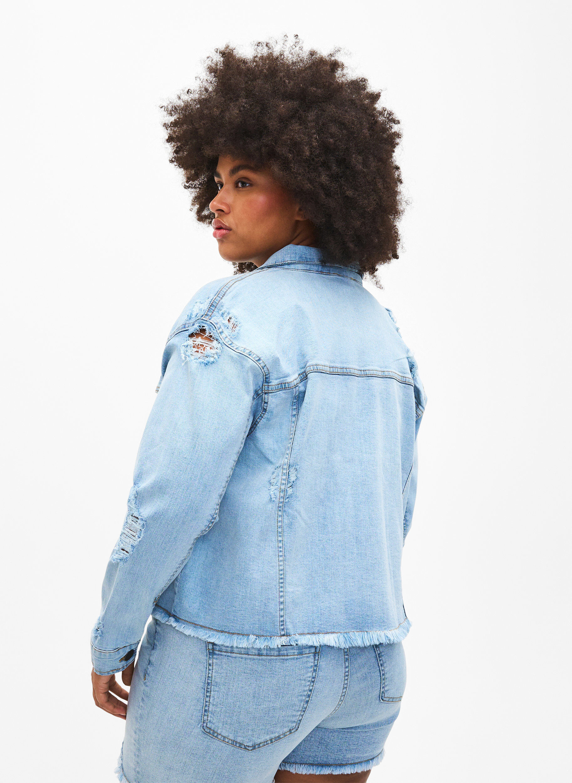 Zizzi Kort spijkerjasje met distressing details, Light Blue Denim, Model image number 1