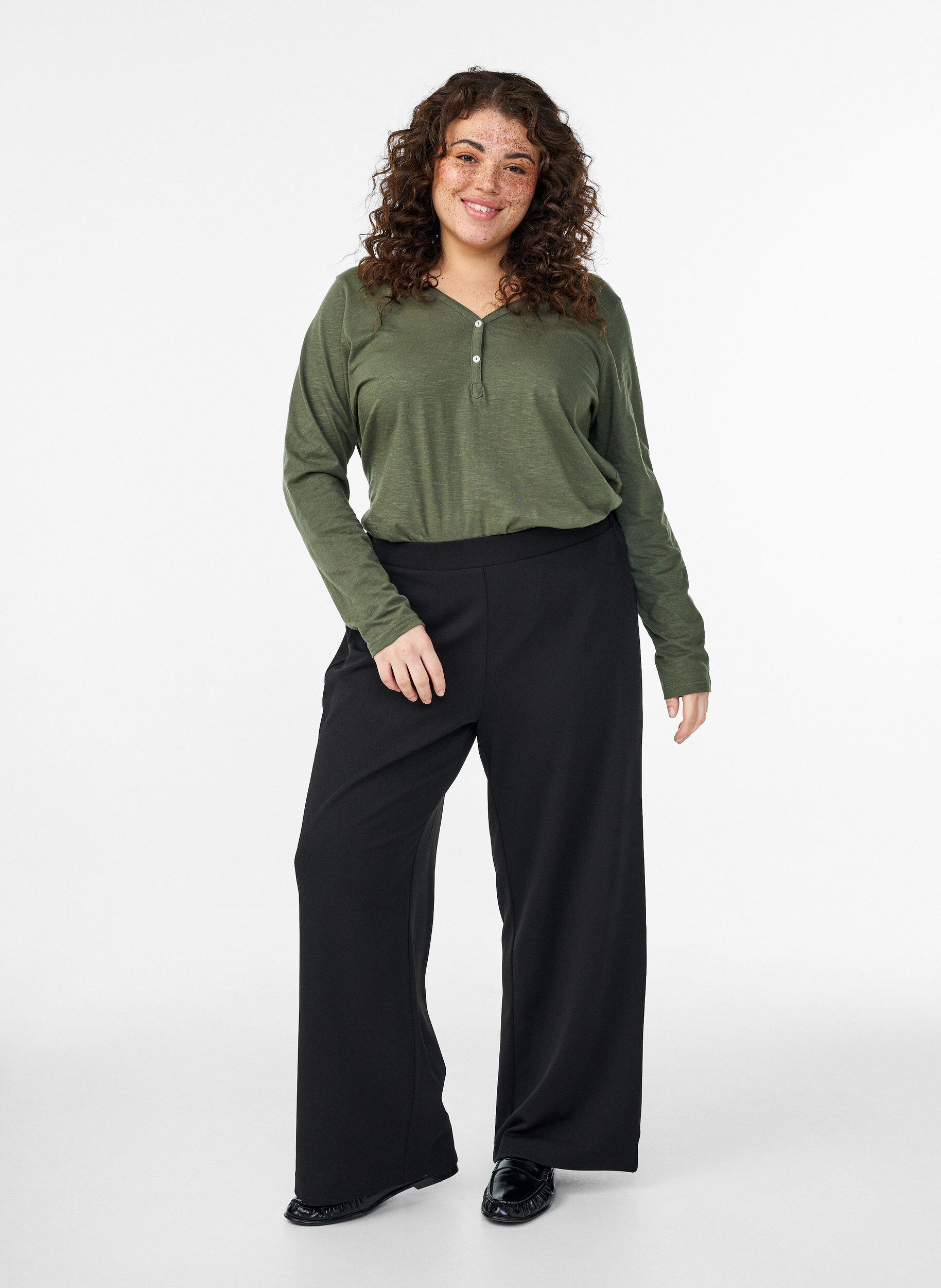 Zizzi T-shirt met lange mouwen, V-hals en knopen, Groen, Model image number 1