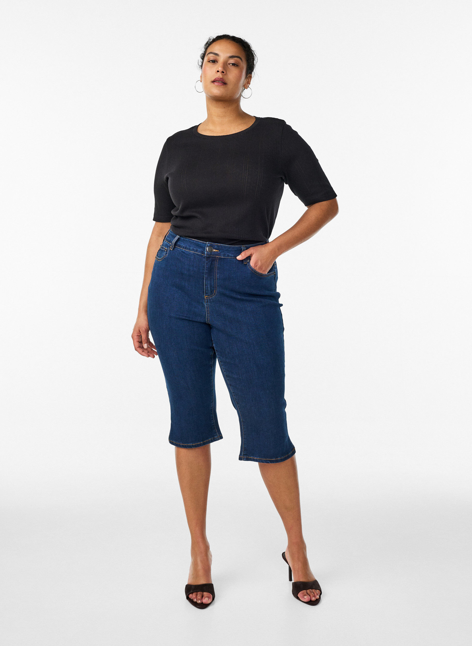 Zizzi T-shirt van katoen met gaatjesborduursel, Zwart, Model image number 1