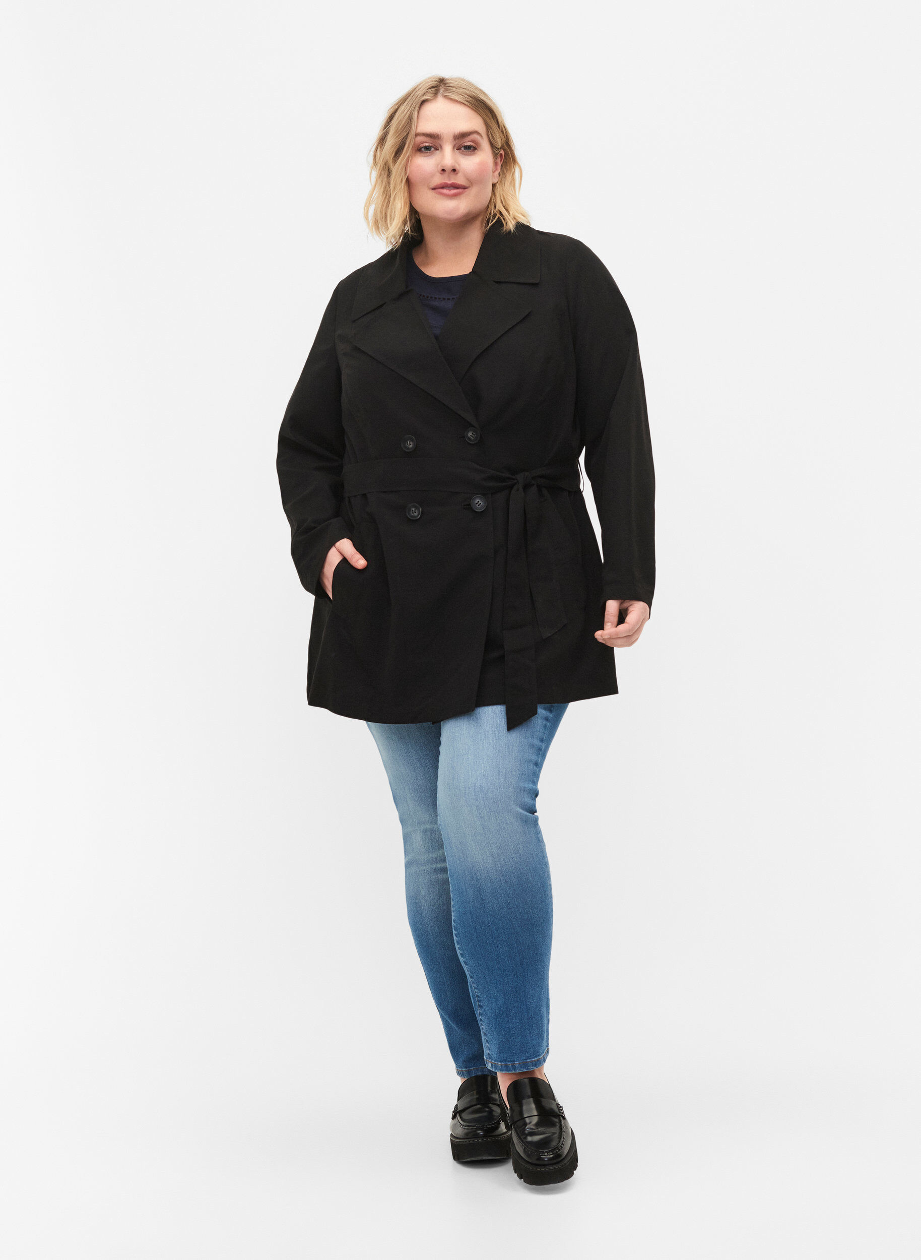 Zizzi Trenchcoat met riem en zakken, Black, Model image number 2