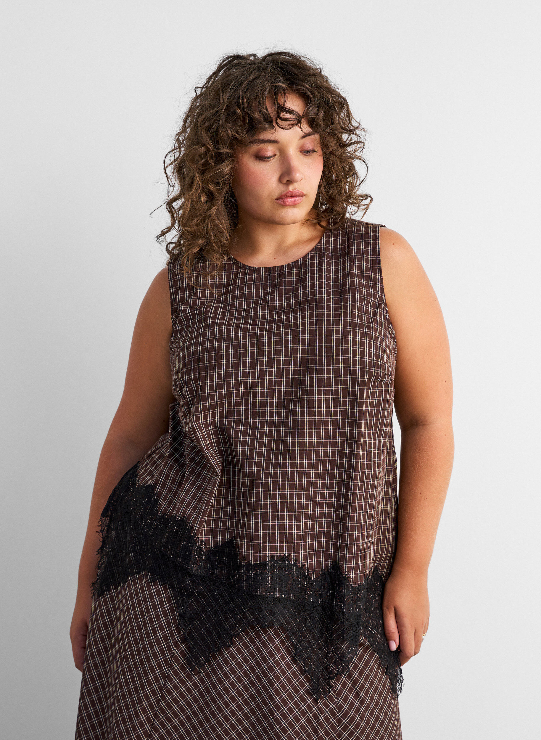 ZizziGeruite top met asymmetrische kanten afwerking, Bruin, Model image number 0