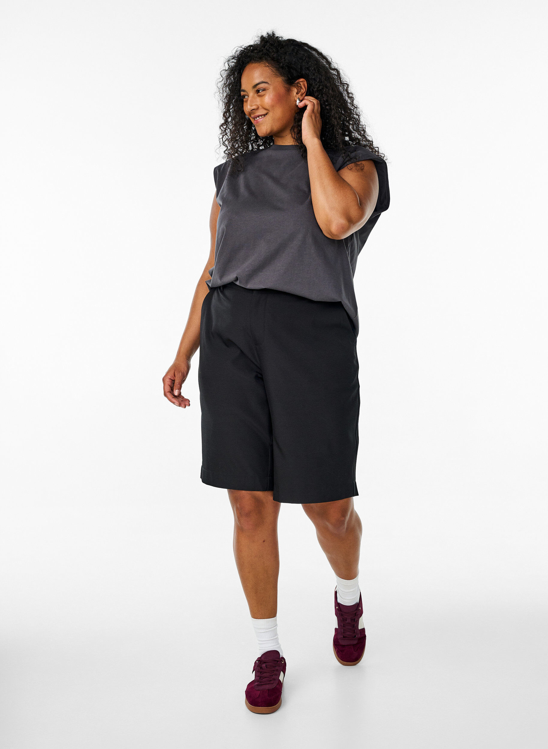 Zizzi Mouwloze blouse van jersey met schoudervulling, Grijs, Model image number 1