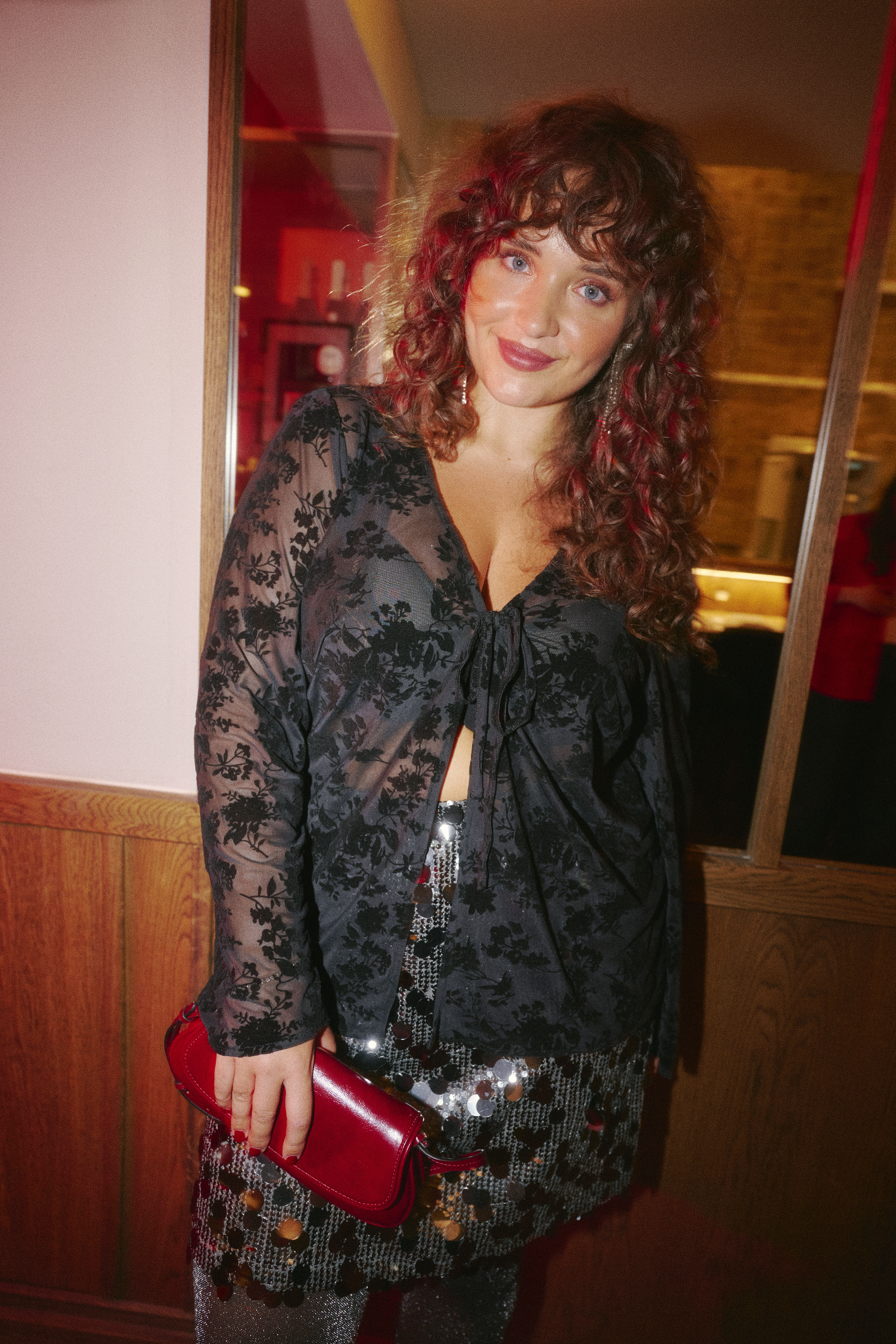 ZizziDonkere glamour met glinsteringen, , Model