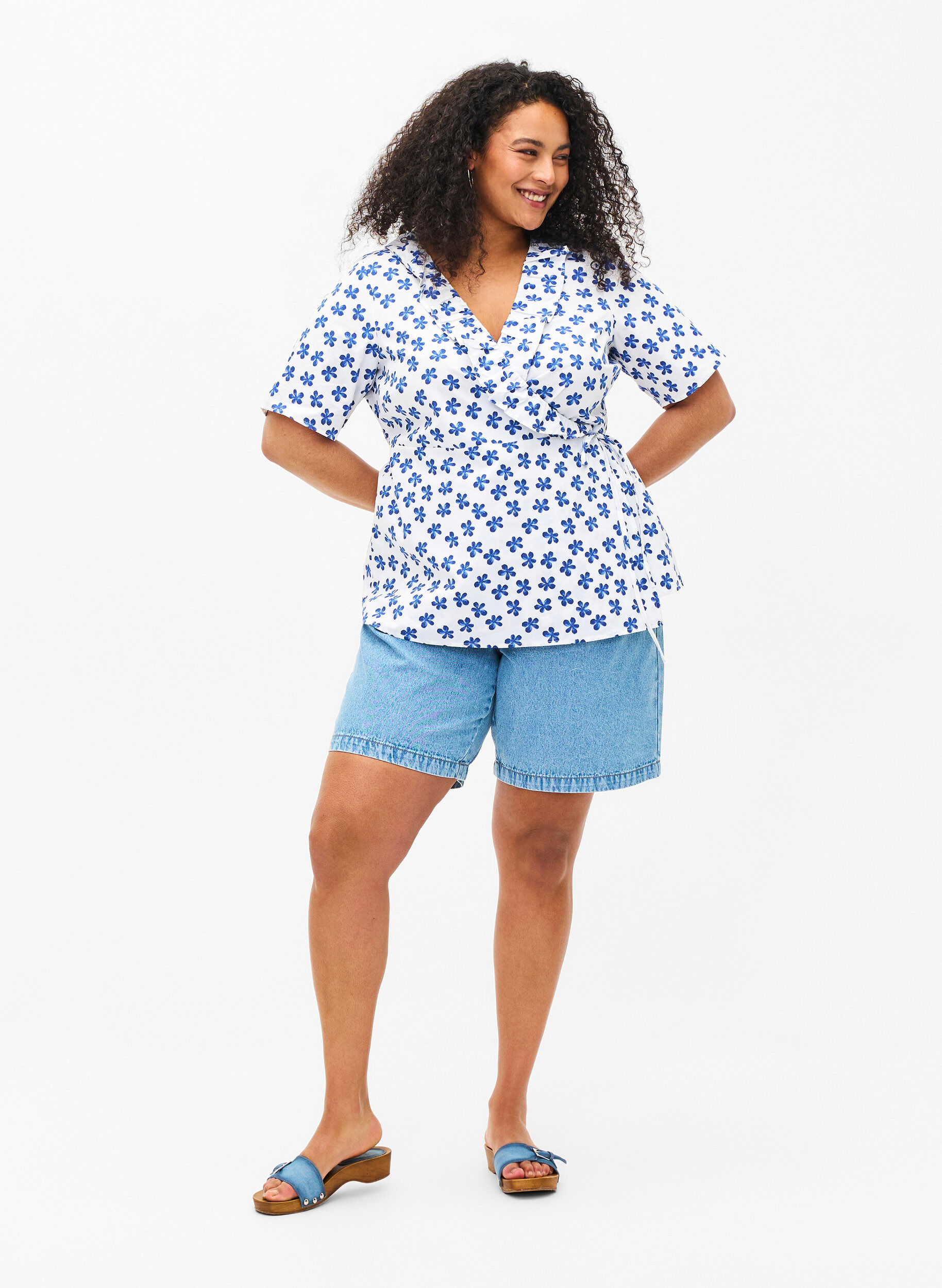 Zizzi Katoenen wikkelblouse met bloemenprint, B.White/Small Flower, Model image number 2