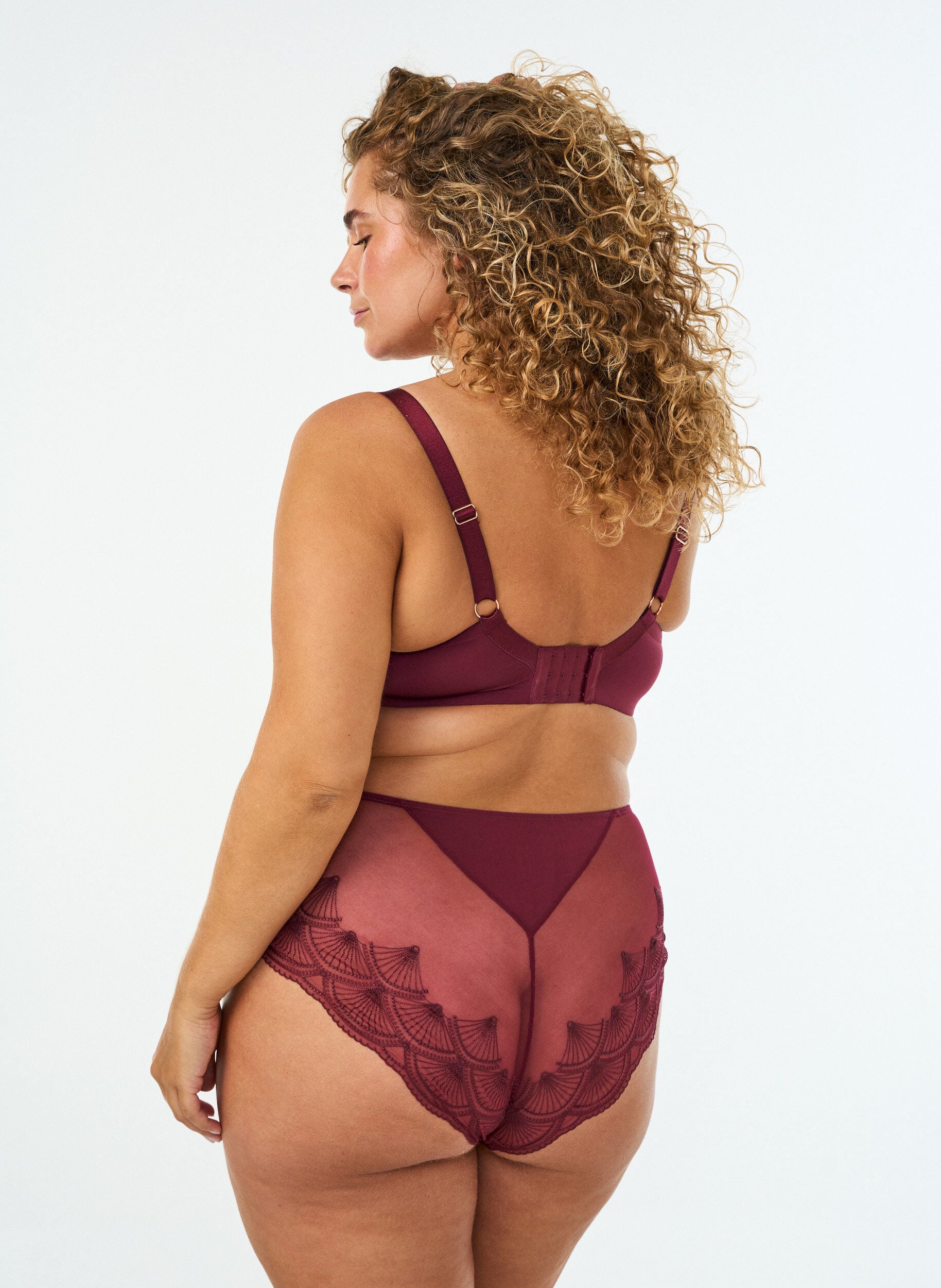 ZizziSlip met mesh en geborduurde kanten randen, Rood, Model image number 1