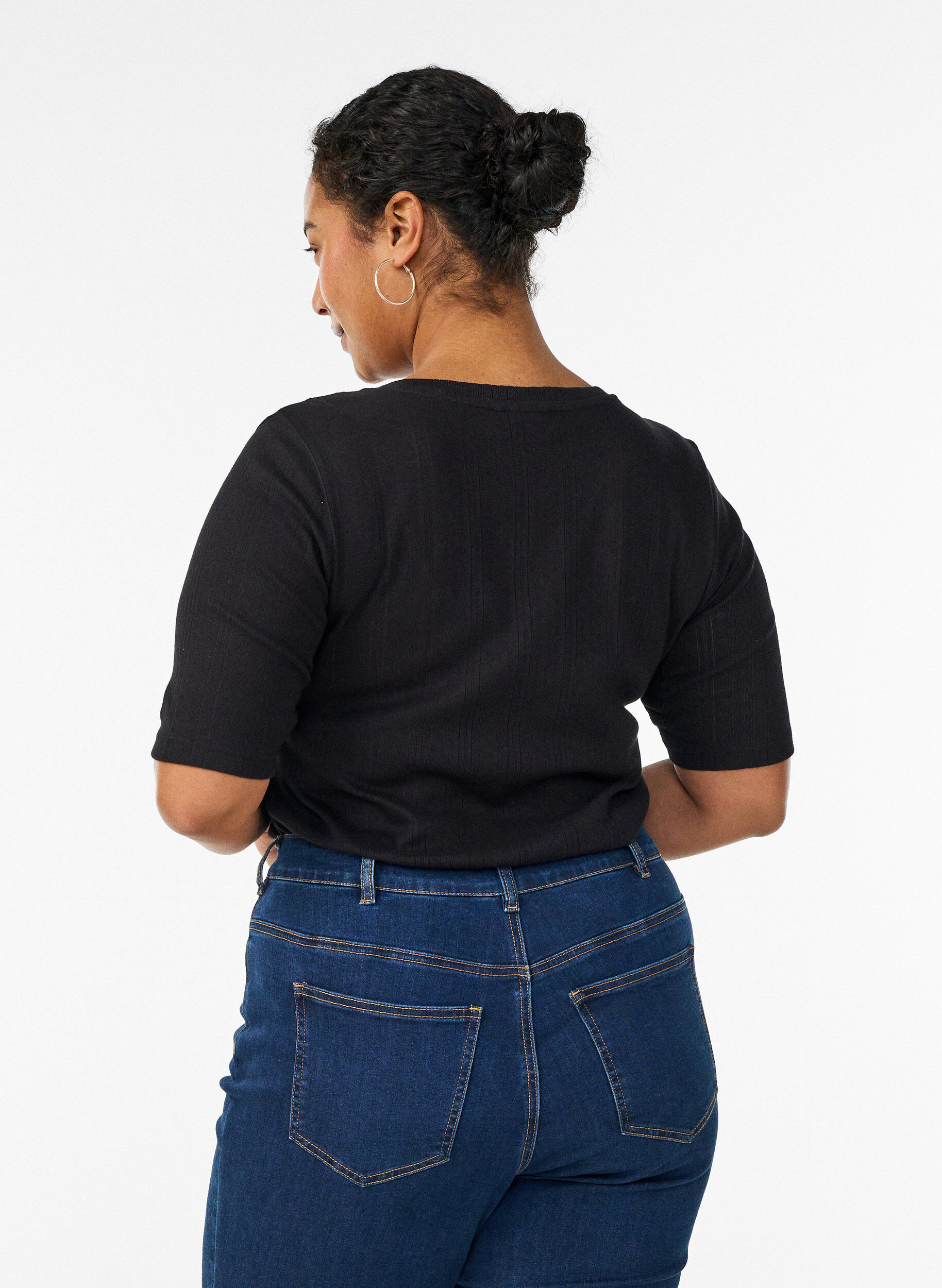 Zizzi T-shirt van katoen met gaatjesborduursel, Zwart, Model image number 2