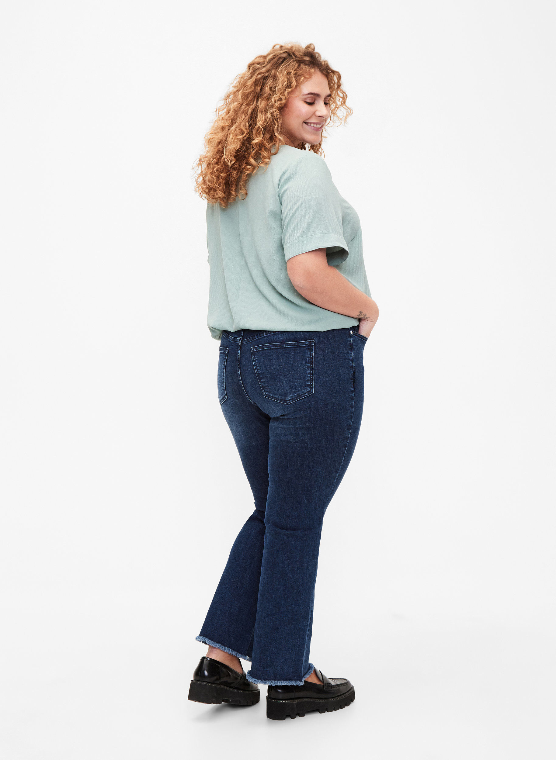 Zizzi Ellen bootcut jeans met rauwe rand, Blue denim, Model image number 1