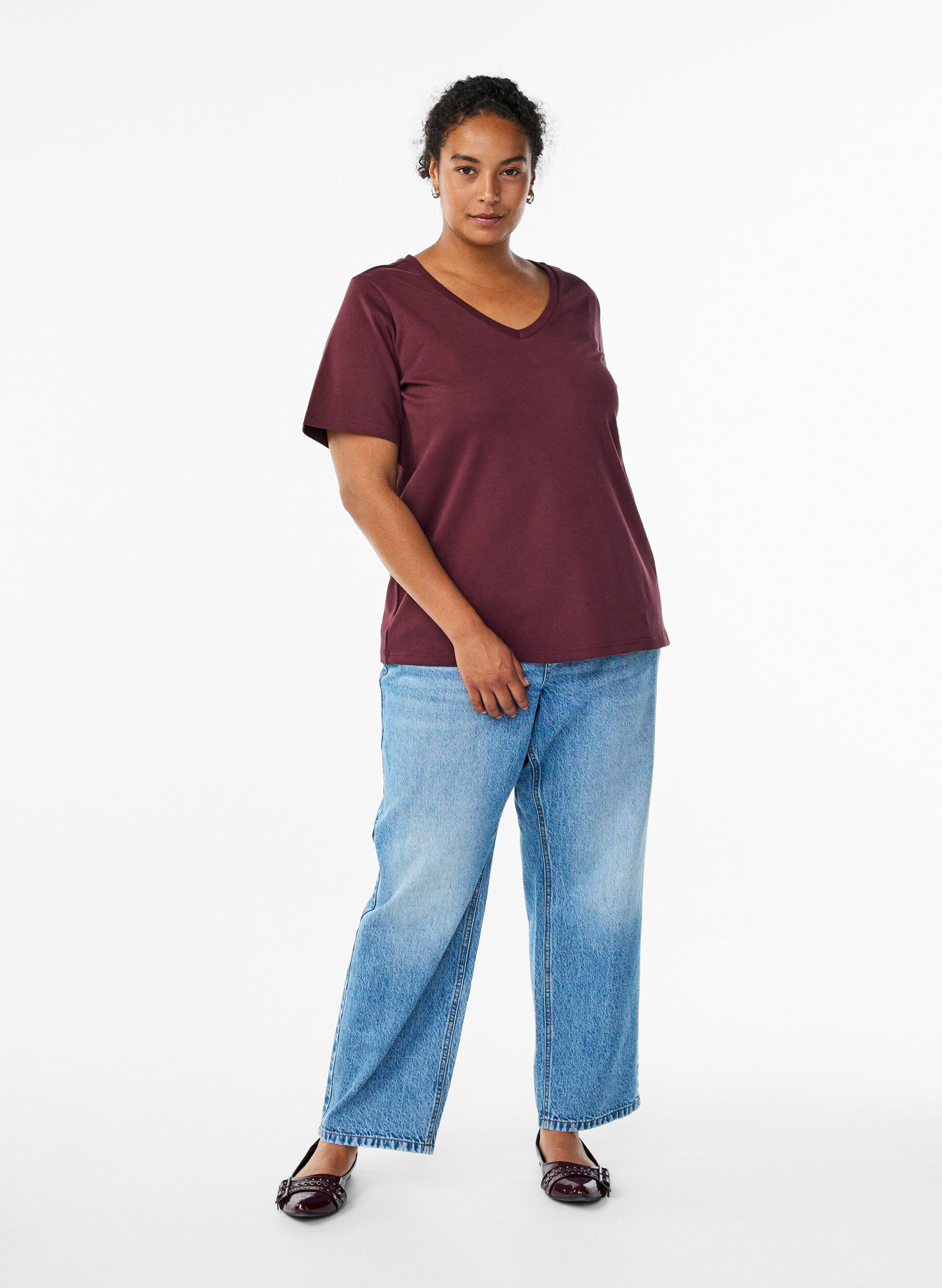 Zizzi Basic V-hals T-shirt in biologisch katoen, Donker Bordeaux, Model image number 1