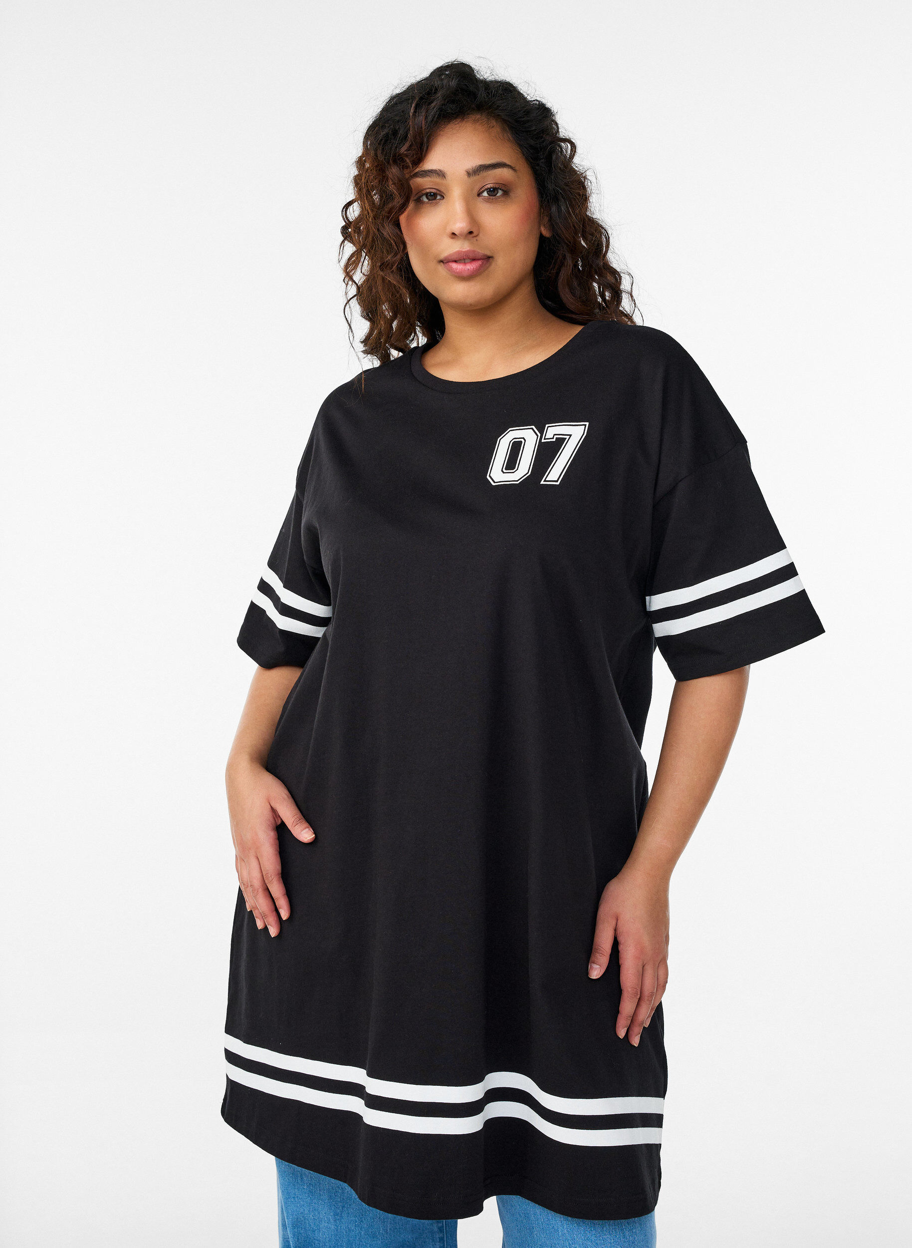 Kort T-shirtjurkje met sportieve details, Zwart, Model