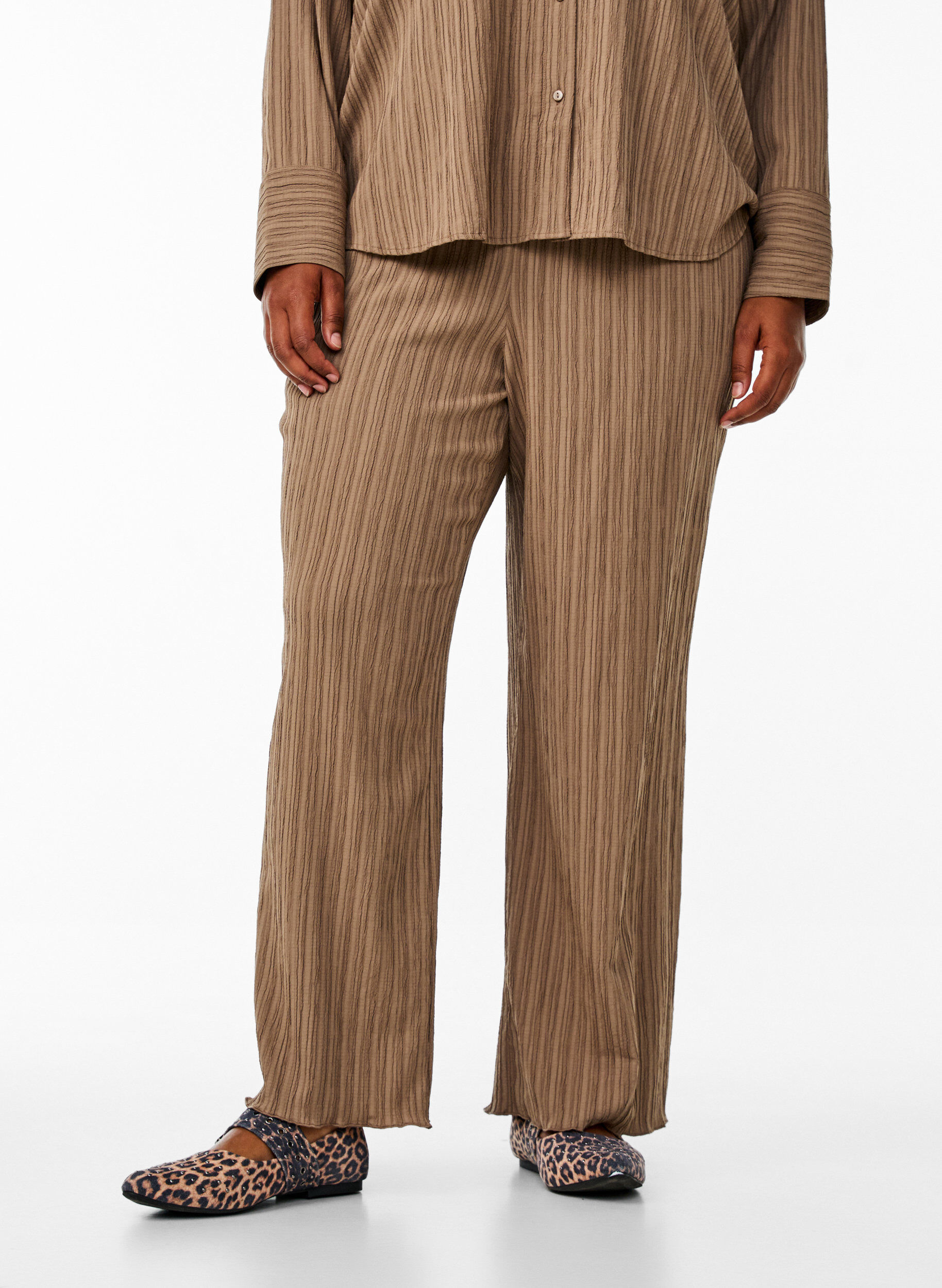 Zizzi FLASH - High waist broek met wide fit pijpen, Bruin, Model image number 2