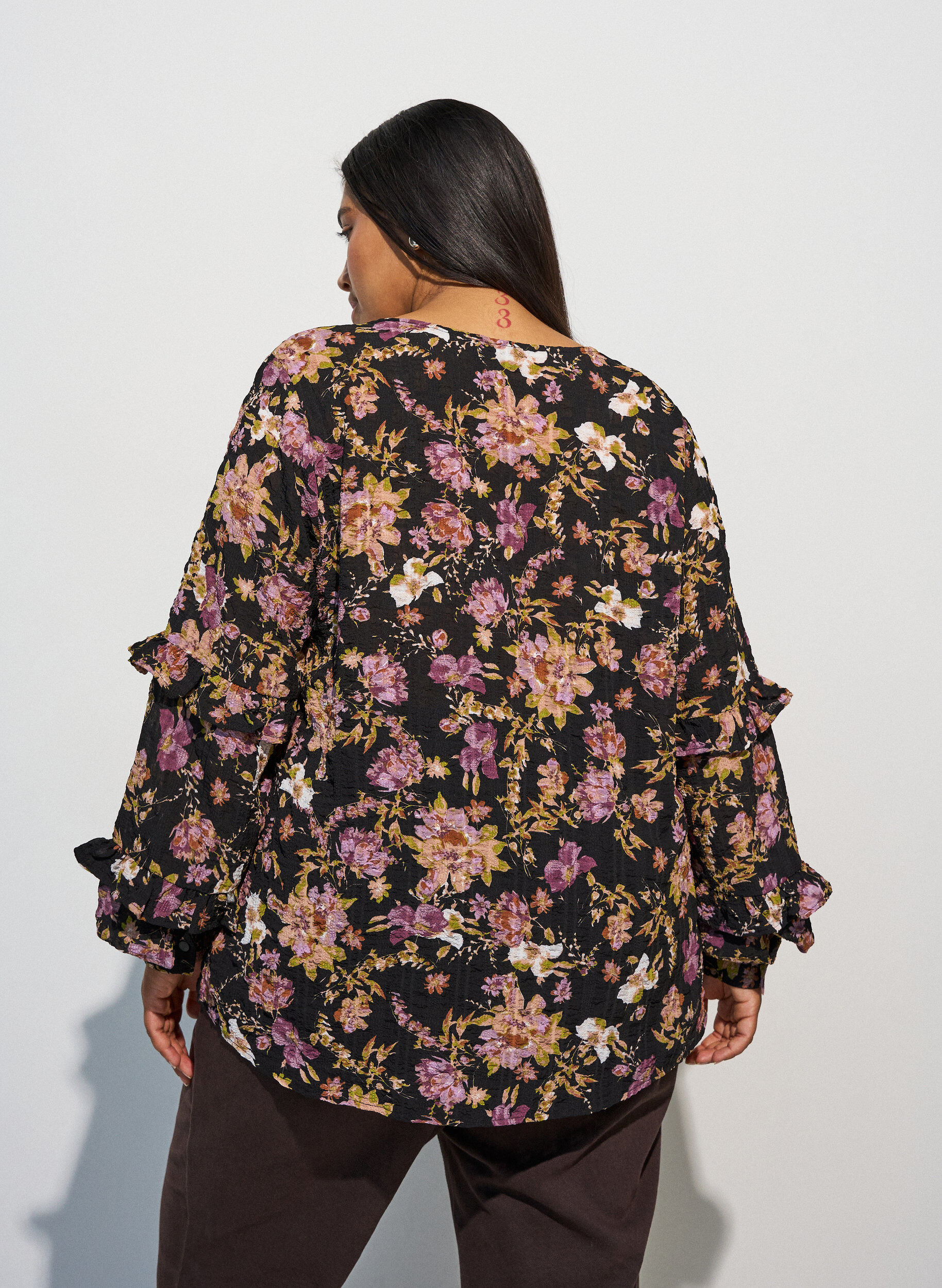 ZizziBlouse met bloemenprint en ruchesdetails, Zwart, Model image number 2