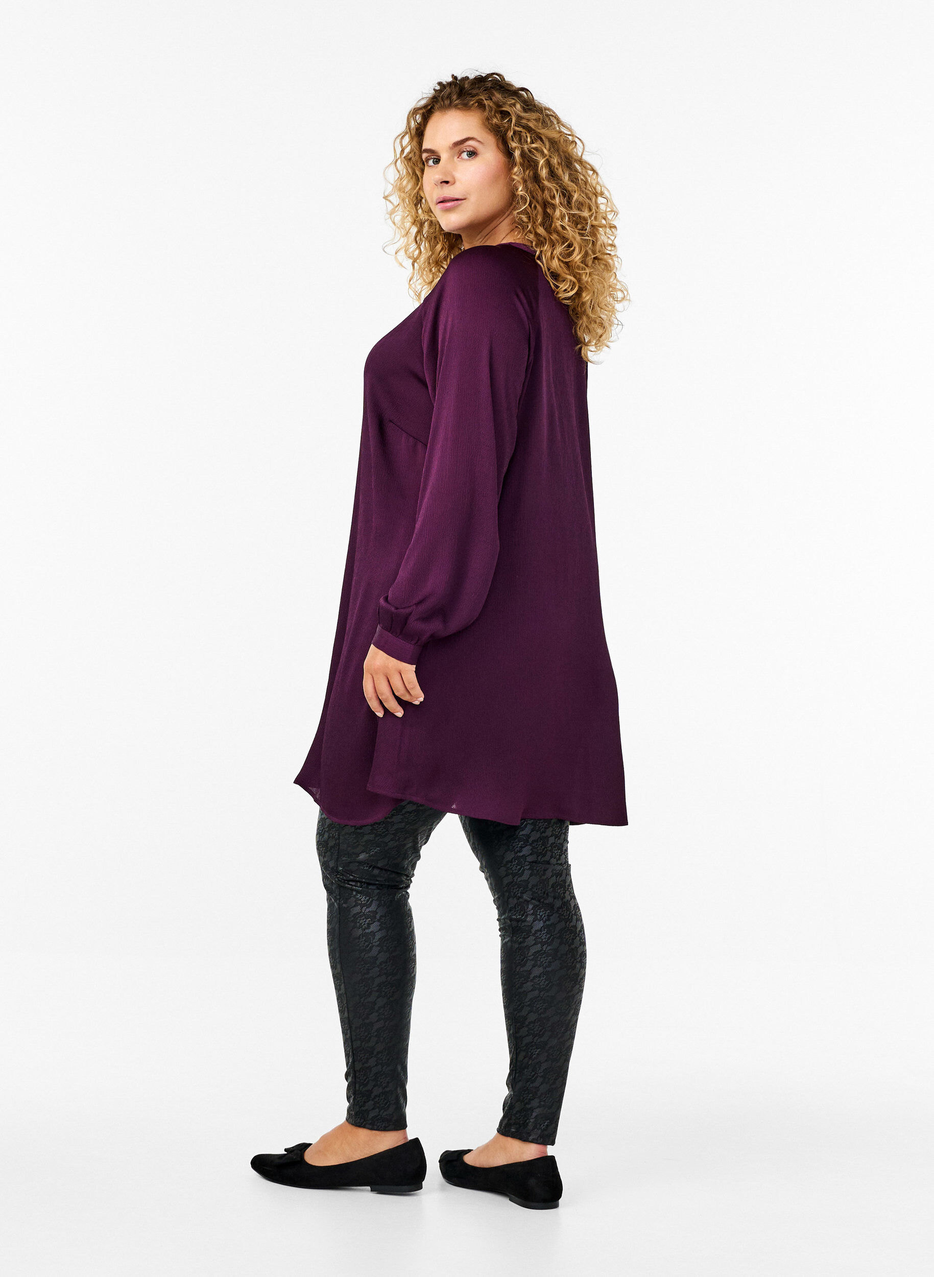 Zizzi Lange blouse met knopen en lange mouwen, Potent Purple, Model image number 1