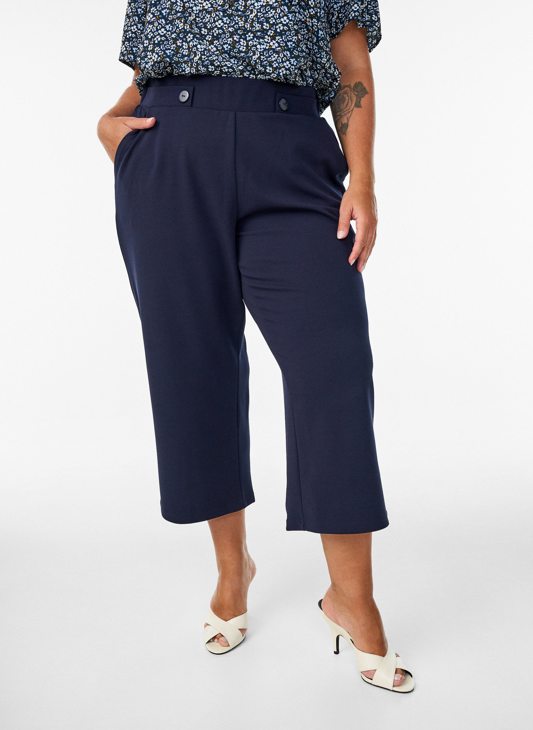 Zizzi 7/8 broek met losse pasvorm, Blauw, Model image number 2