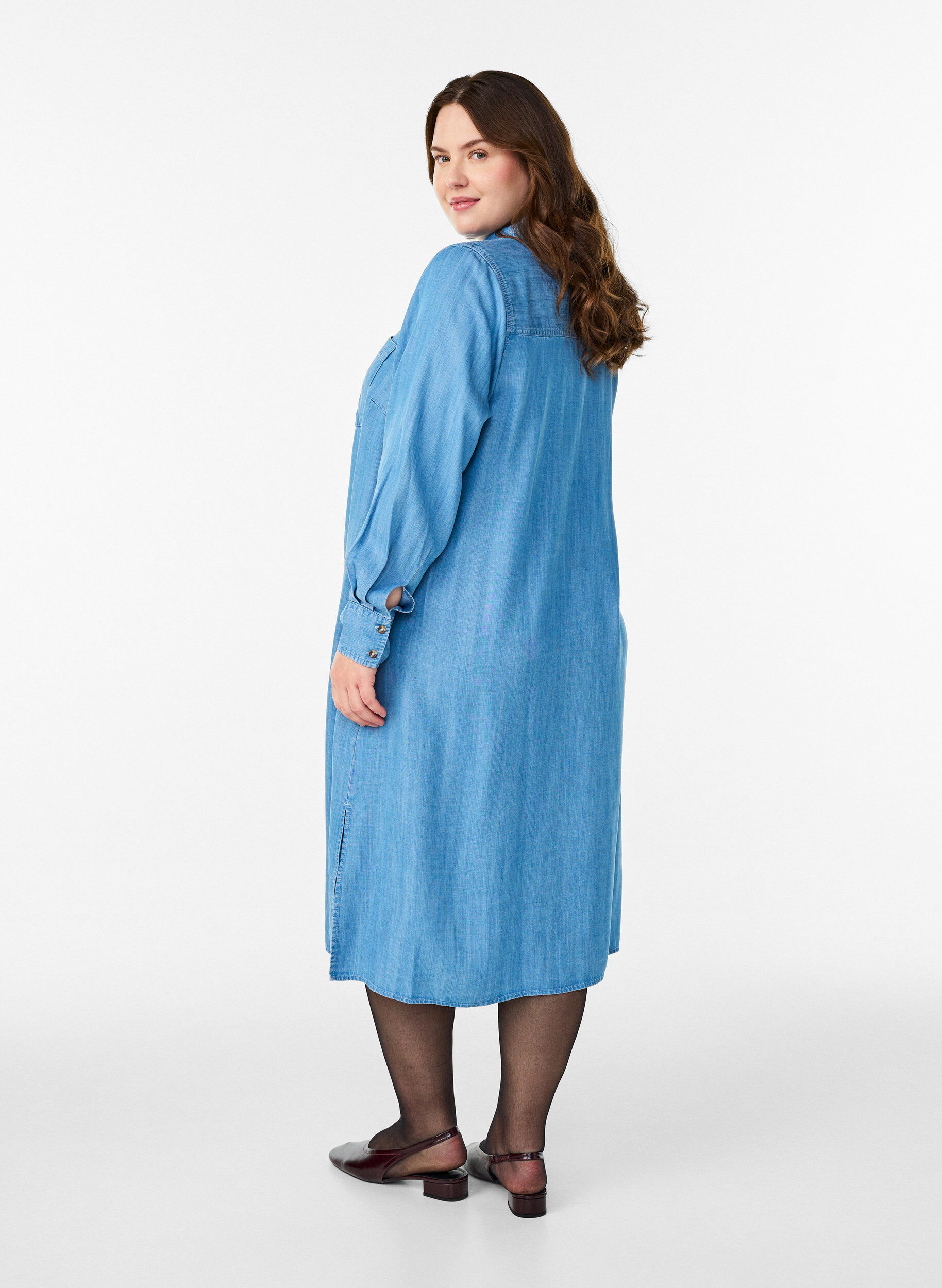 Zizzi Midi overhemdjurk in zachte lyocell denim., Blauw, Model image number 1